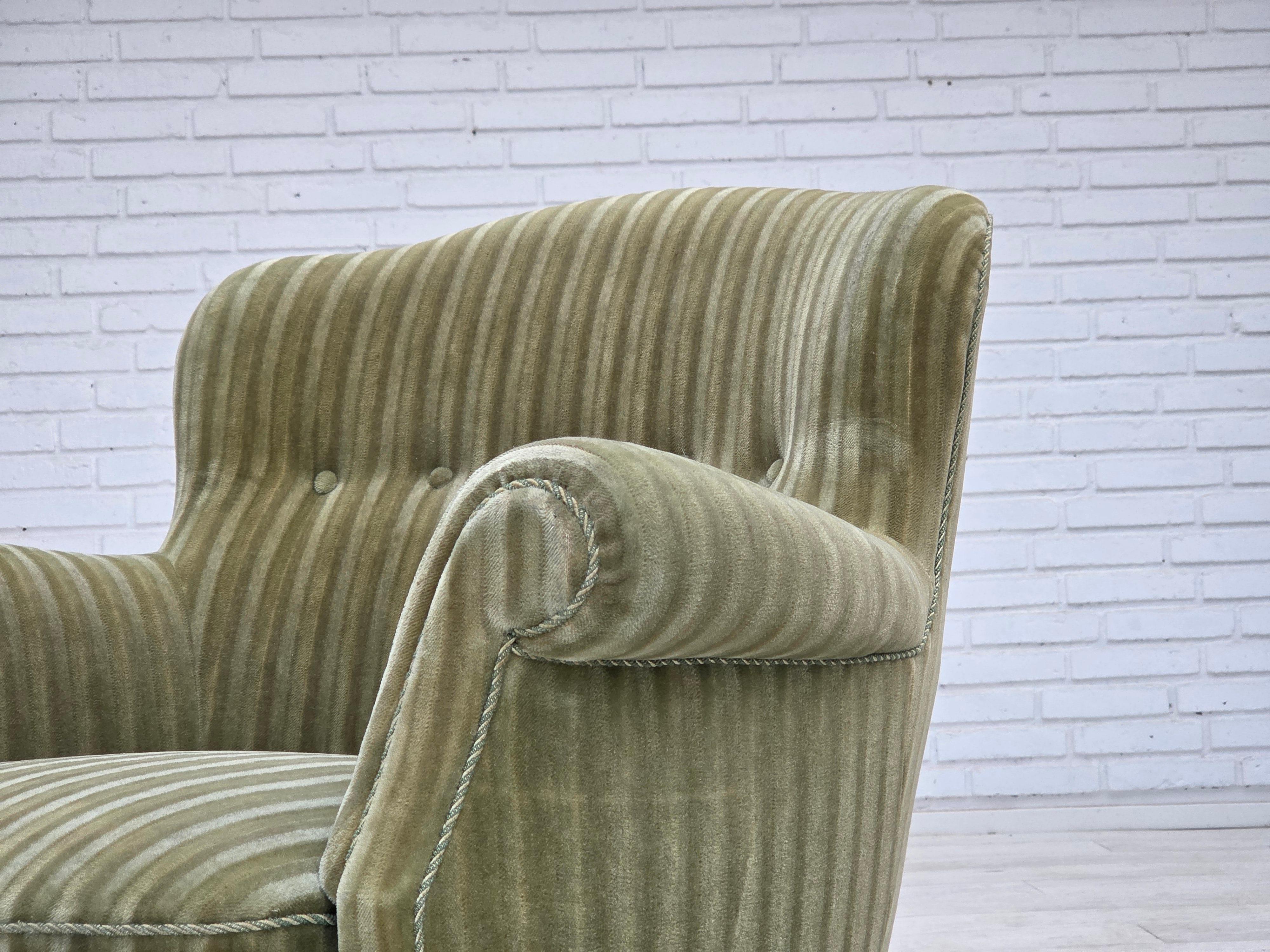 Poltrona danese degli anni '60, velluto originale a righe, gambe in legno di faggio. in vendita 7