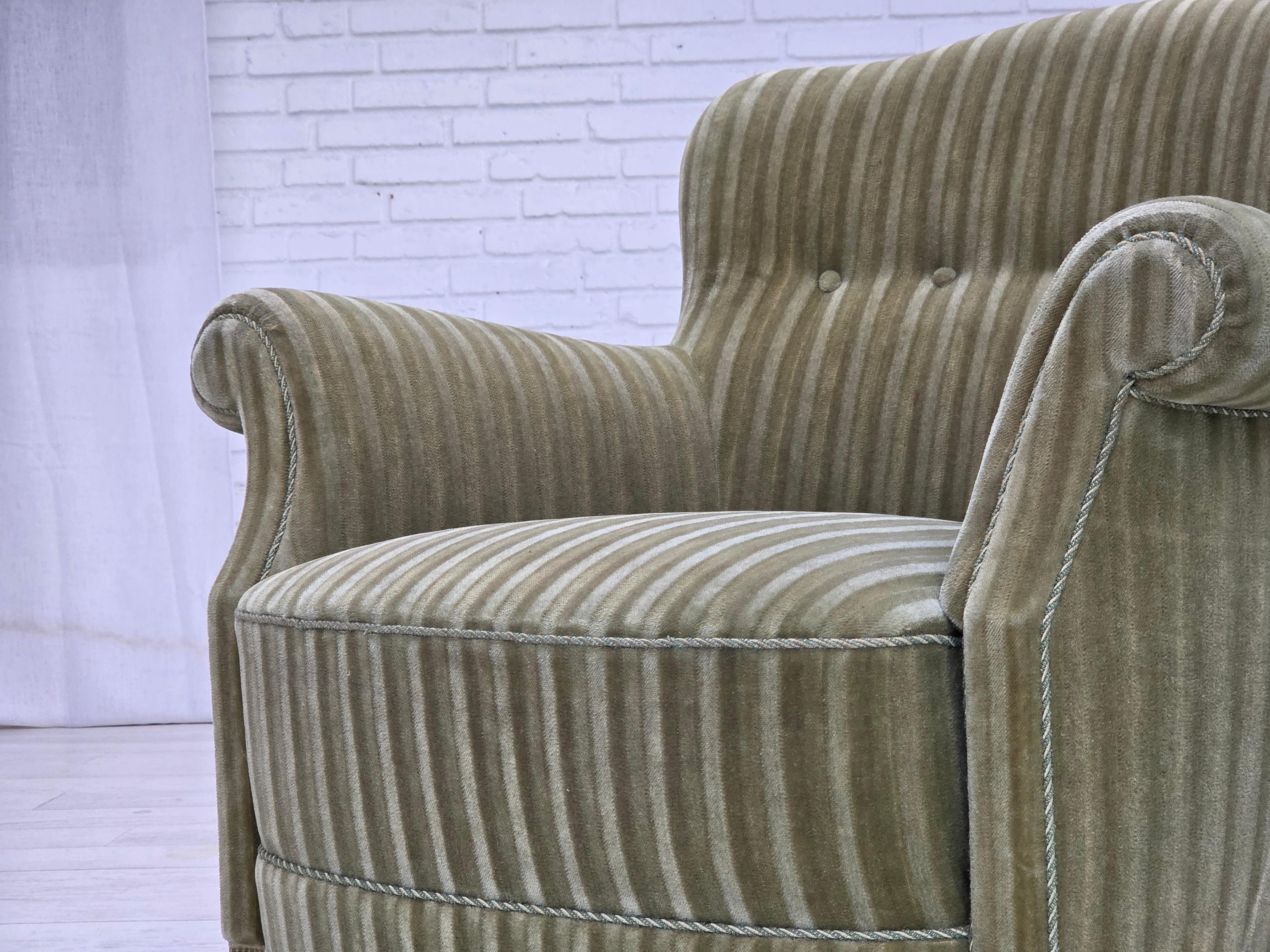 Poltrona danese degli anni '60, velluto originale a righe, gambe in legno di faggio. in vendita 8