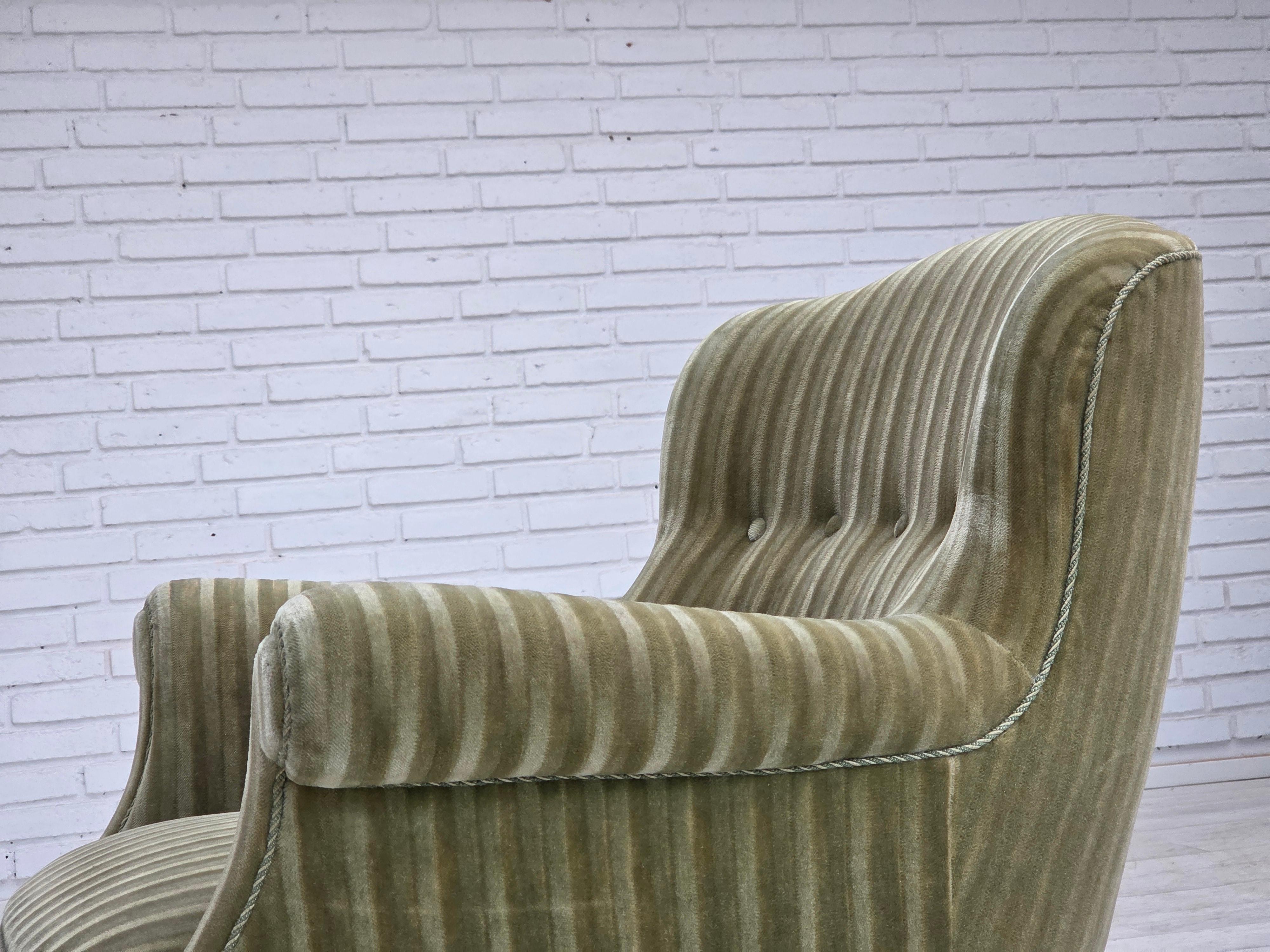 Poltrona danese degli anni '60, velluto originale a righe, gambe in legno di faggio. in vendita 9