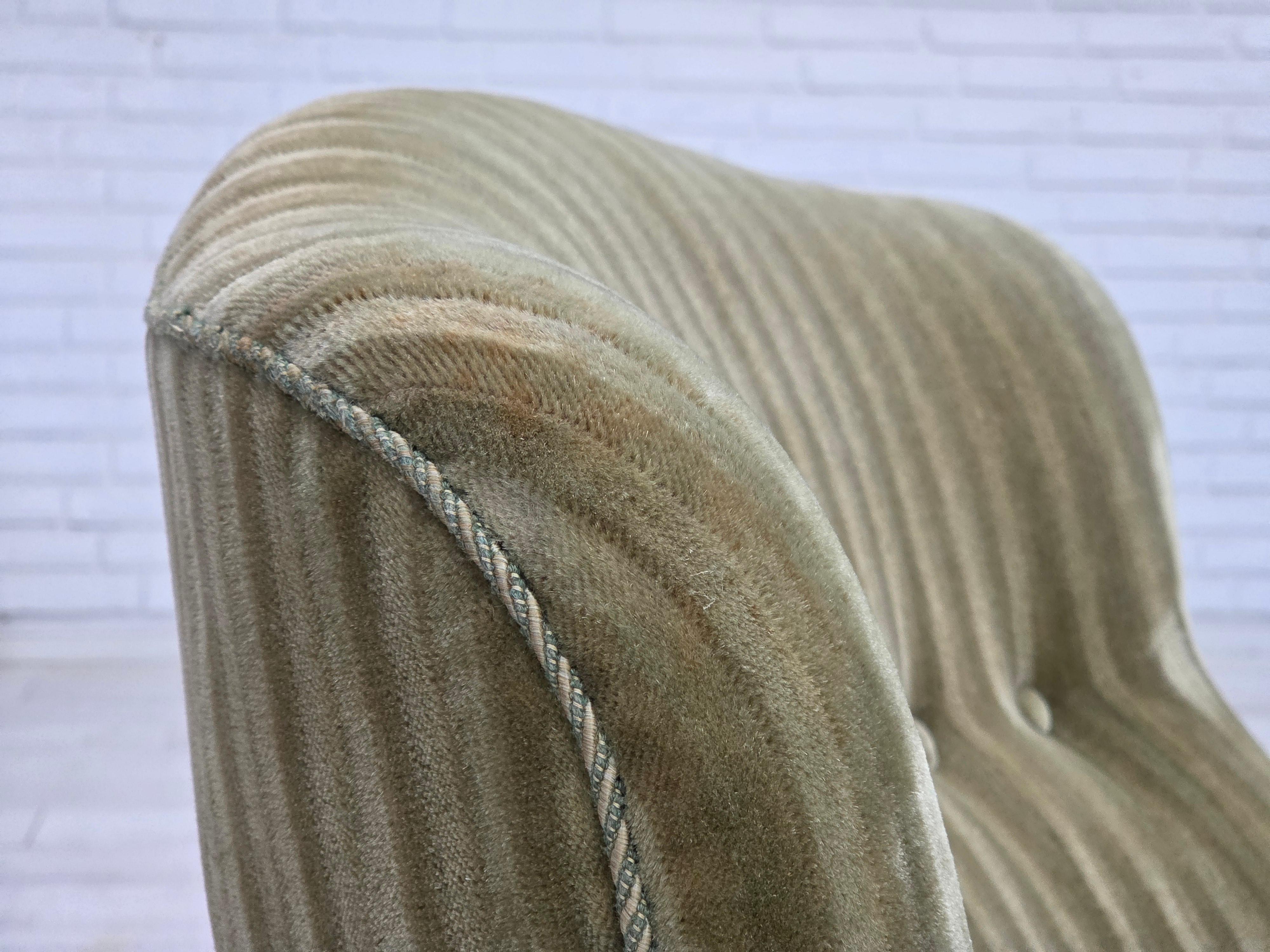 Poltrona danese degli anni '60, velluto originale a righe, gambe in legno di faggio. in vendita 10