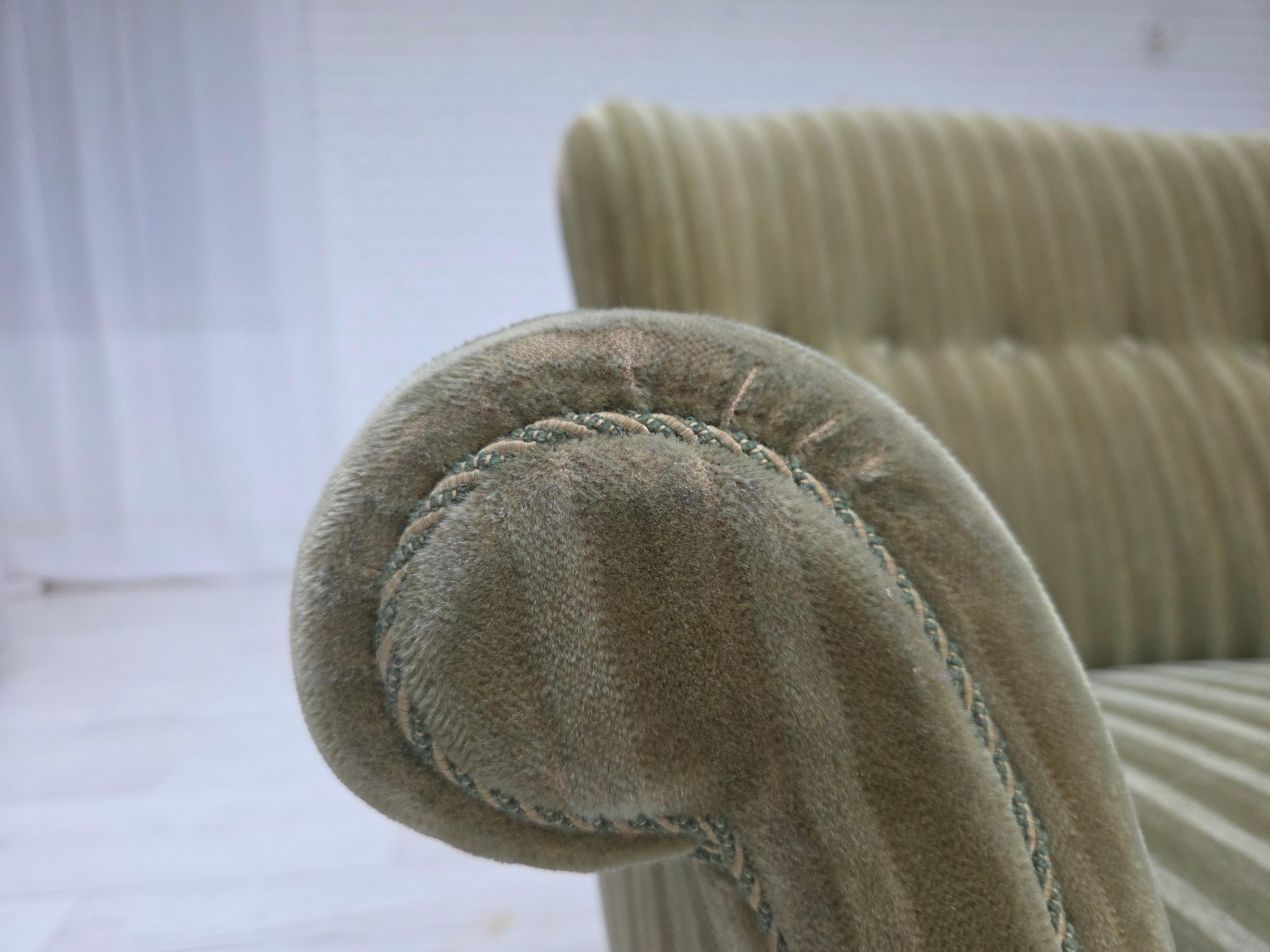 Danese Poltrona danese degli anni '60, velluto originale a righe, gambe in legno di faggio. in vendita