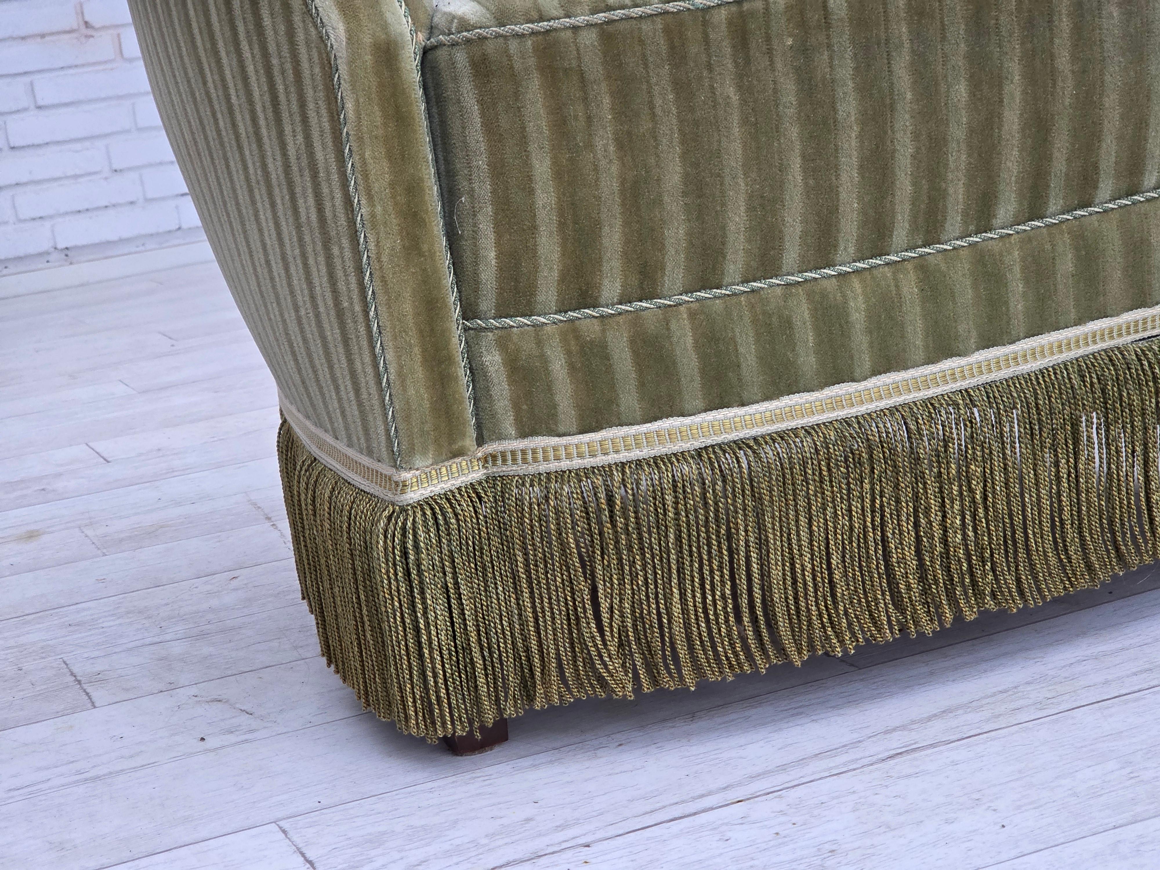 Poltrona danese degli anni '60, velluto originale a righe, gambe in legno di faggio. In condizioni buone in vendita a Tarm, 82