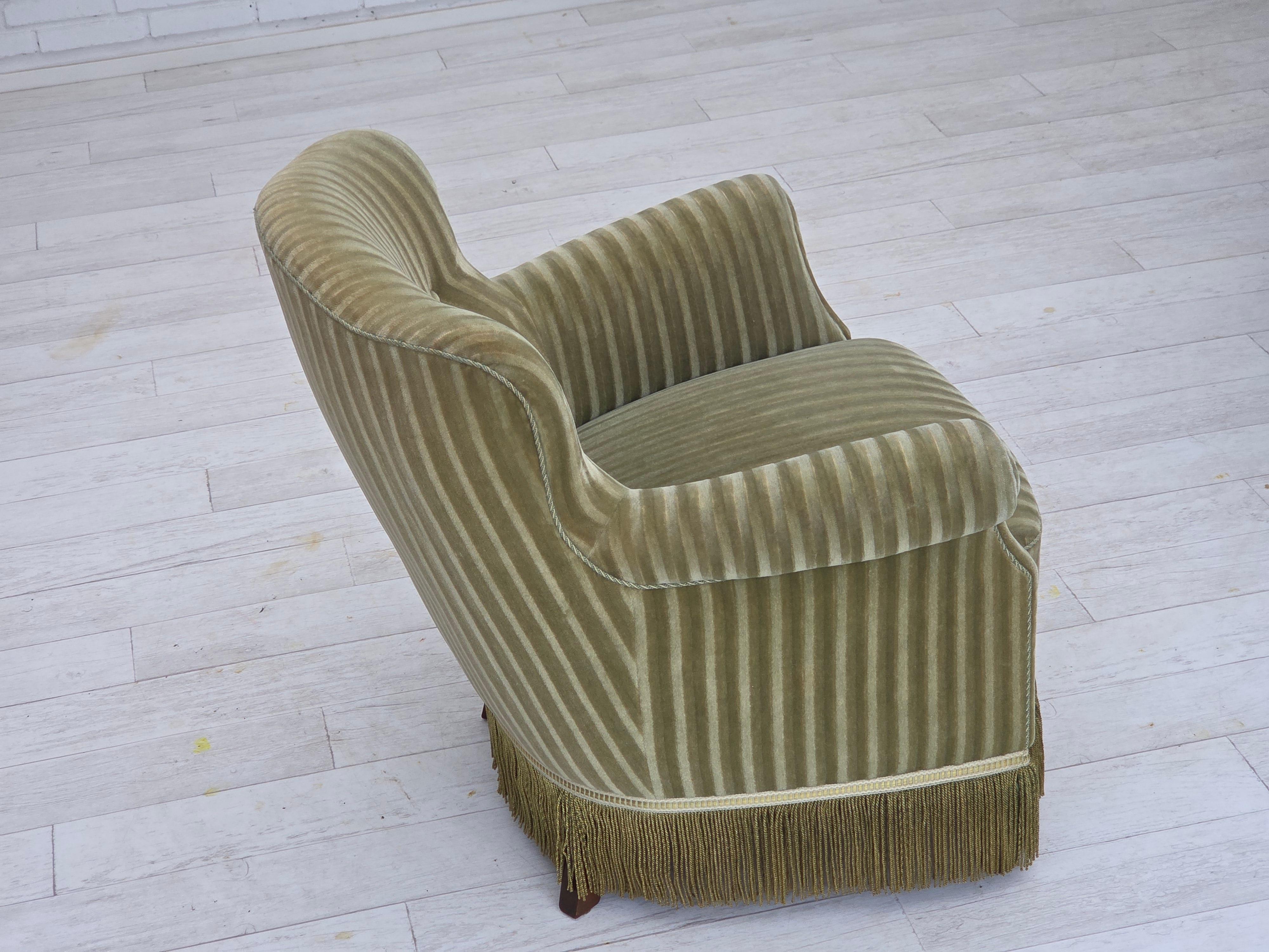 Velluto Poltrona danese degli anni '60, velluto originale a righe, gambe in legno di faggio. in vendita