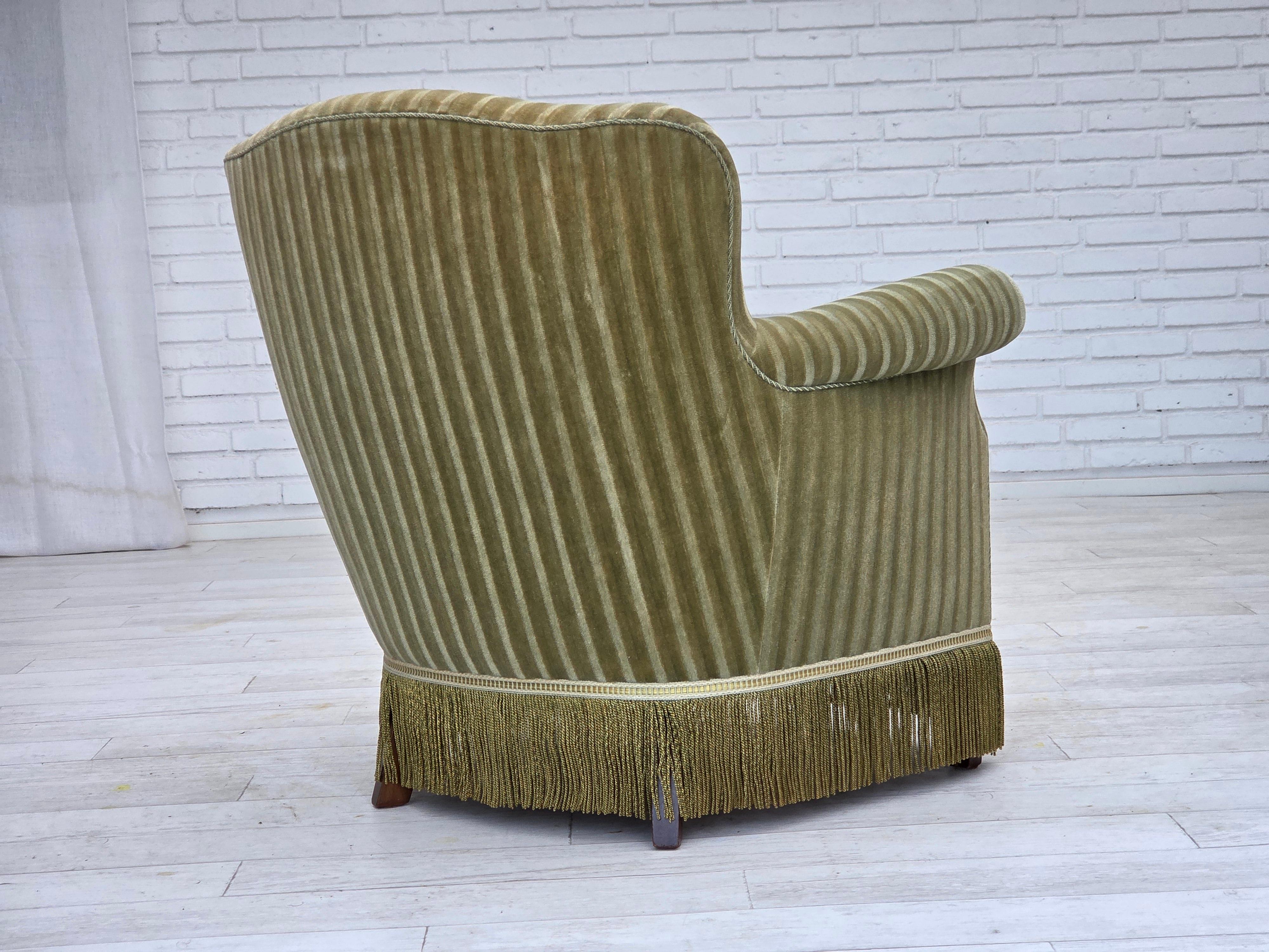 Poltrona danese degli anni '60, velluto originale a righe, gambe in legno di faggio. in vendita 1