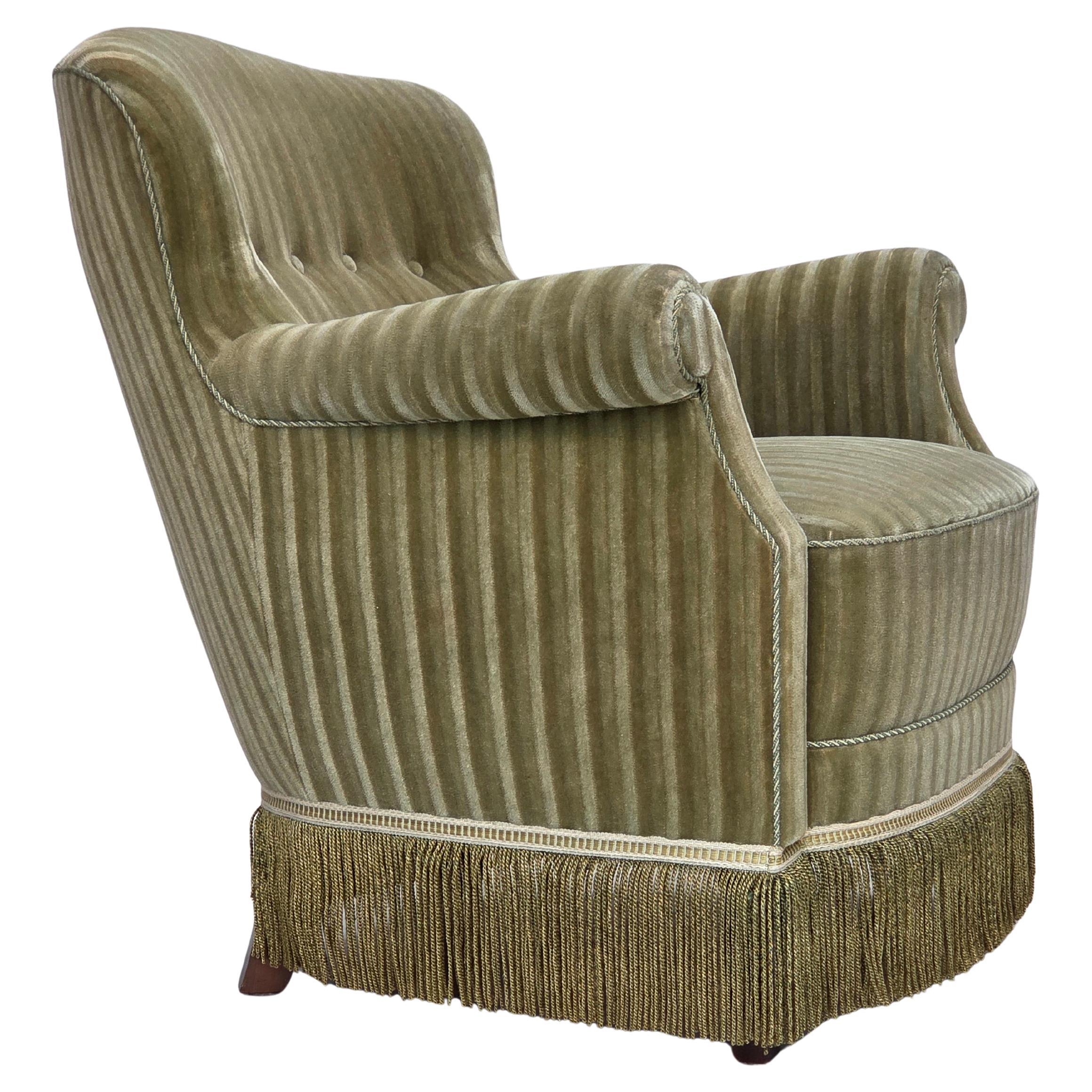 Poltrona danese degli anni 
60, velluto originale a righe, gambe in legno di faggio.