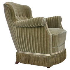 Poltrona danese degli anni 
60, velluto originale a righe, gambe in legno di faggio.