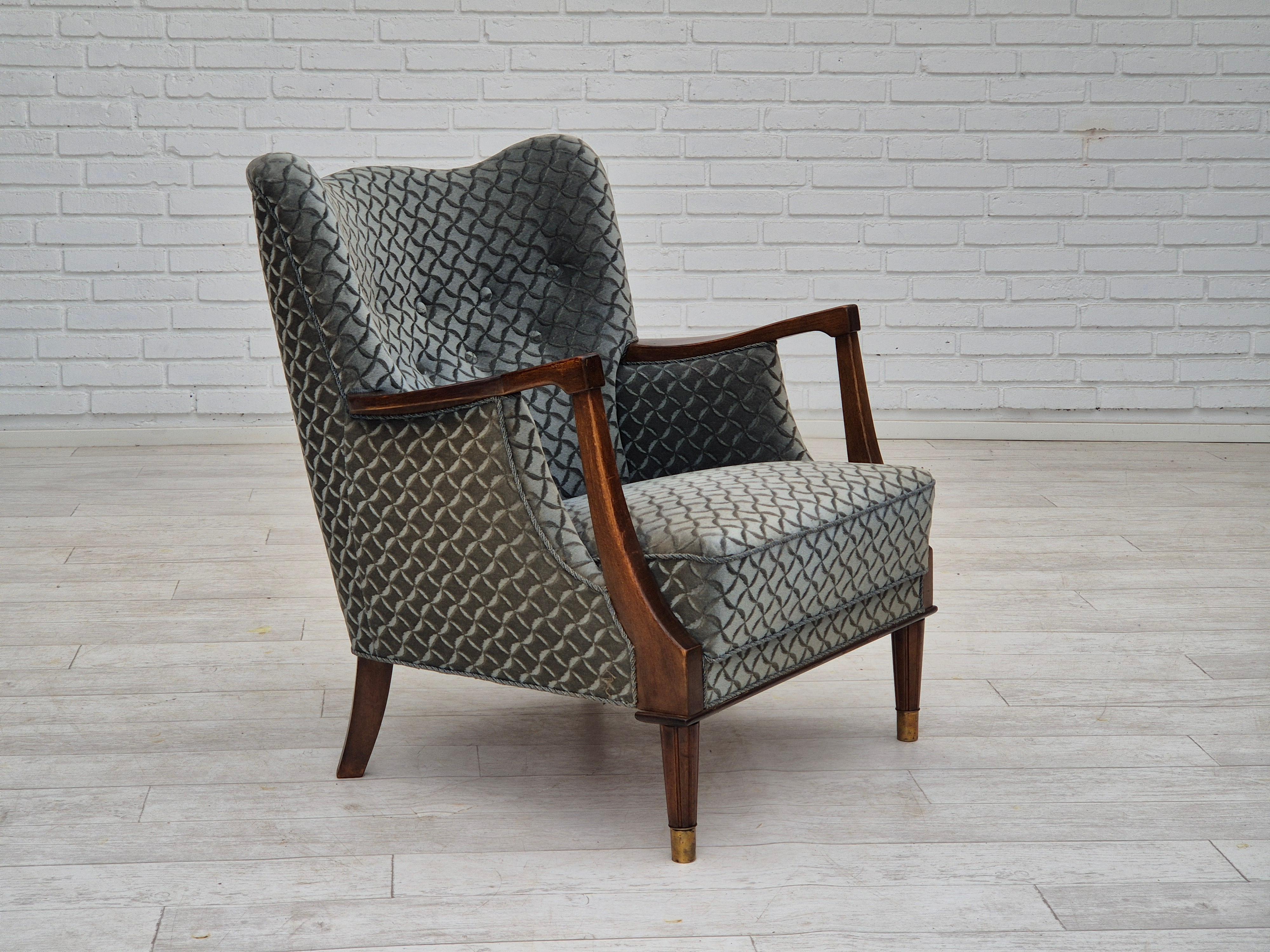 Fauteuil danois des années 1960 en très bon état d'origine : pas d'odeurs, pas de taches, construction stable. Velours d'ameublement bleu, bois de Beeche, ressorts en laiton dans l'assise. Fabriqué par un fabricant de meubles danois vers les années