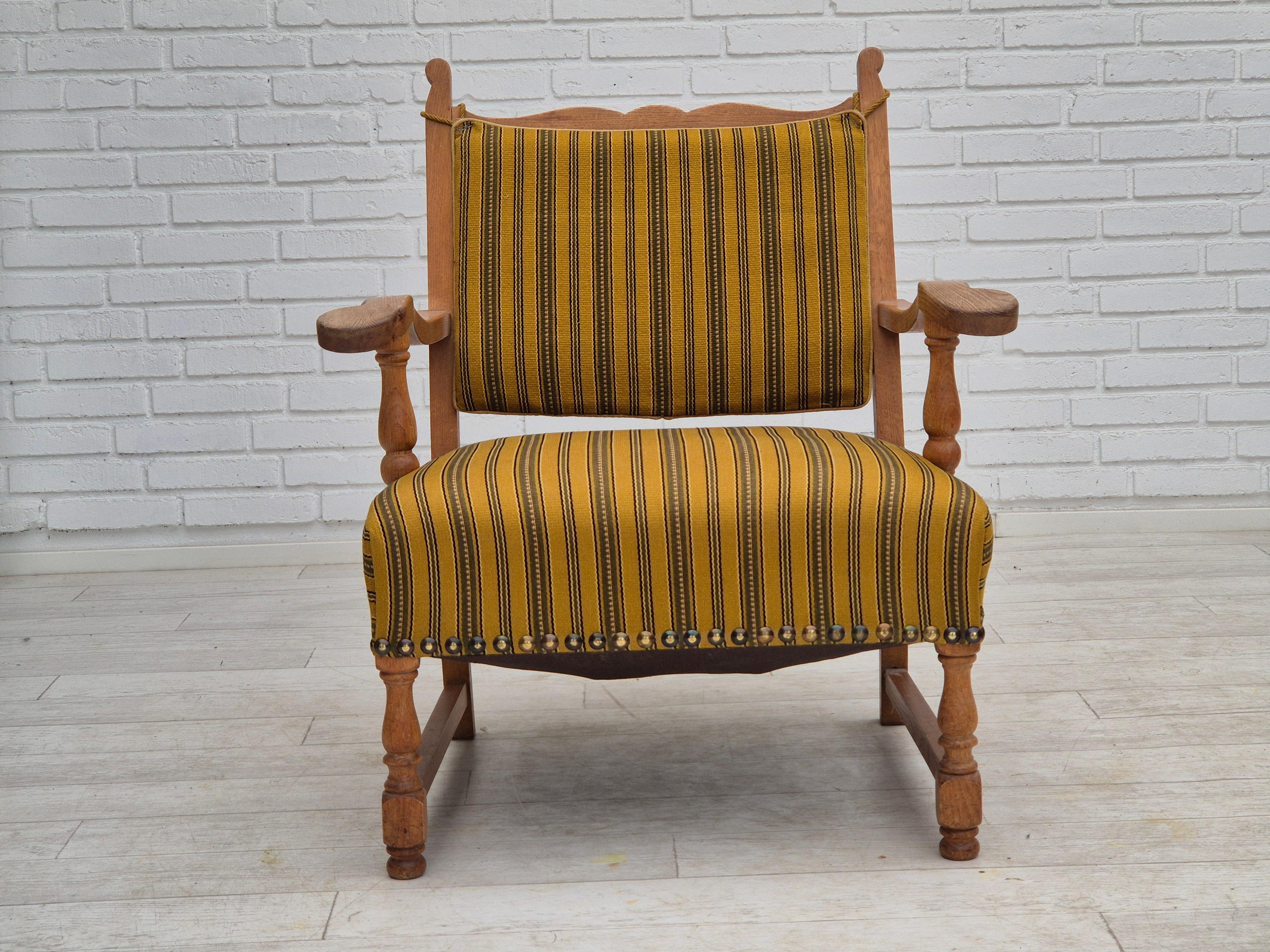 Sedia lounge danese degli anni '60 in ottime condizioni originali: nessun odore, nessuna macchia, struttura stabile. Mobili originali in lana verde, legno massiccio di Oak, molle nella seduta. Prodotto da un produttore di mobili danese negli anni