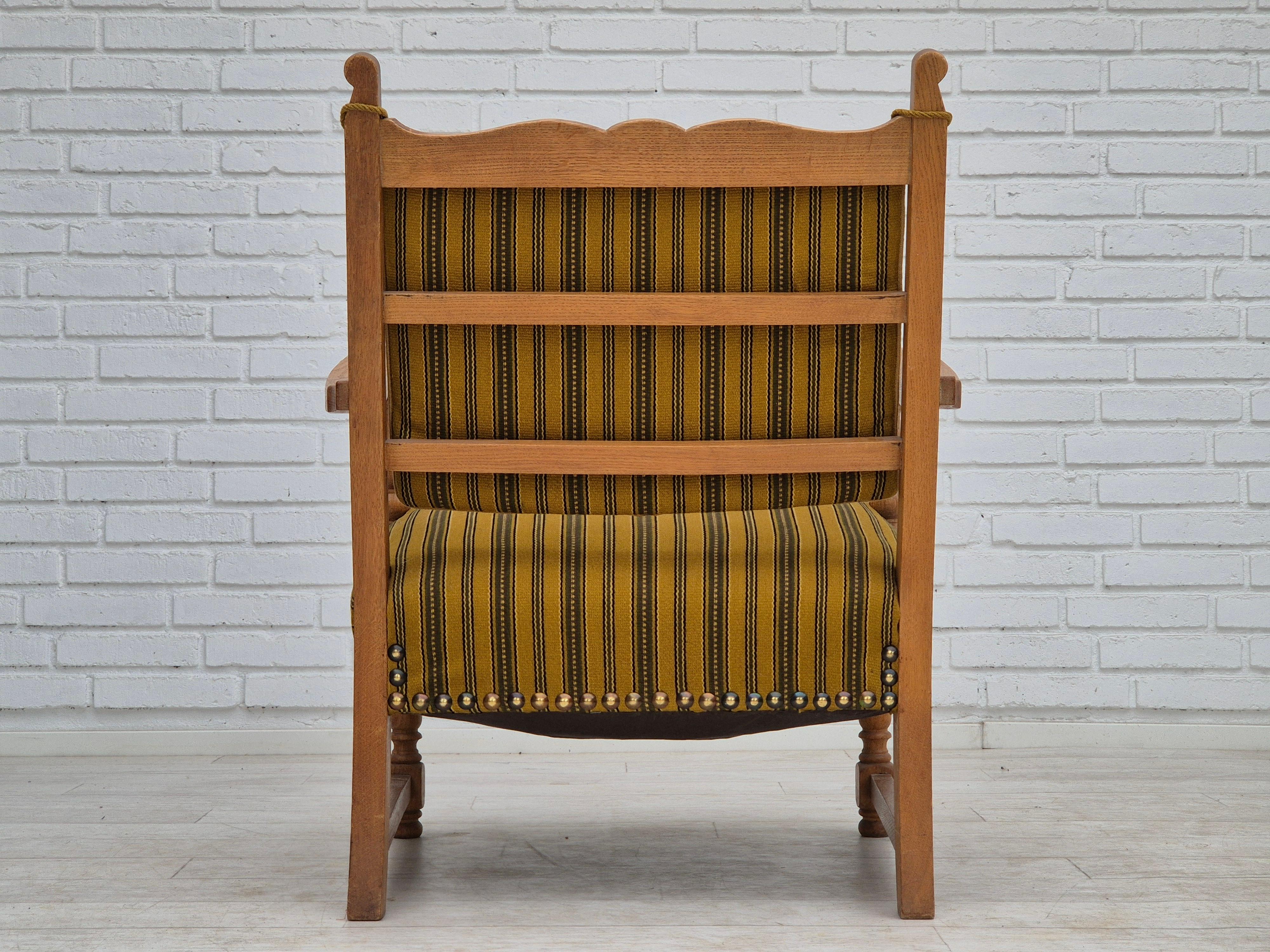 Metà XX secolo Poltrona danese degli anni '60, originale in ottime condizioni, mobili in lana, rovere massiccio. in vendita