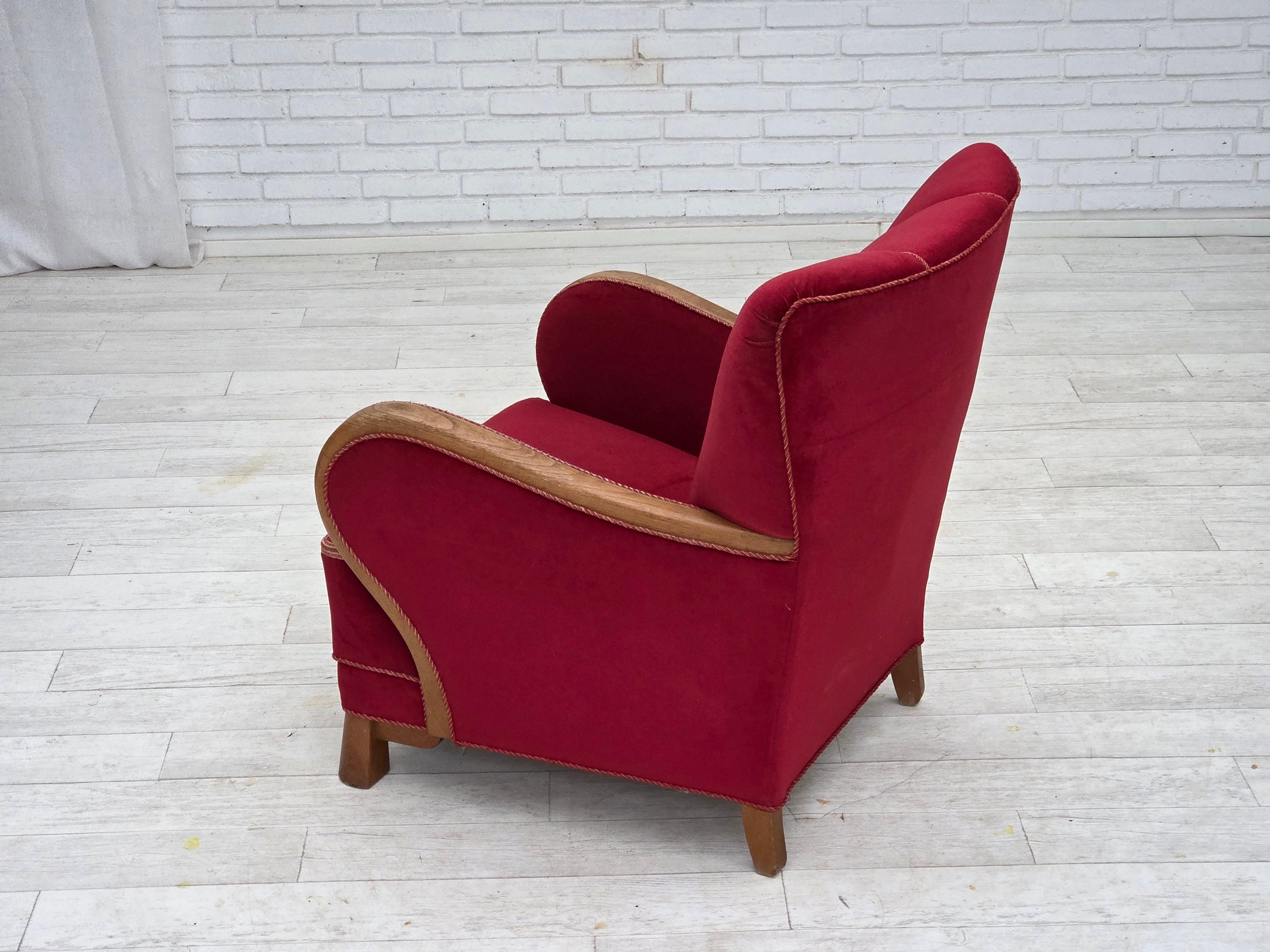 1960er Jahre, dänischer Sessel, roter Möbelvelours, Eichenholz. im Angebot 4