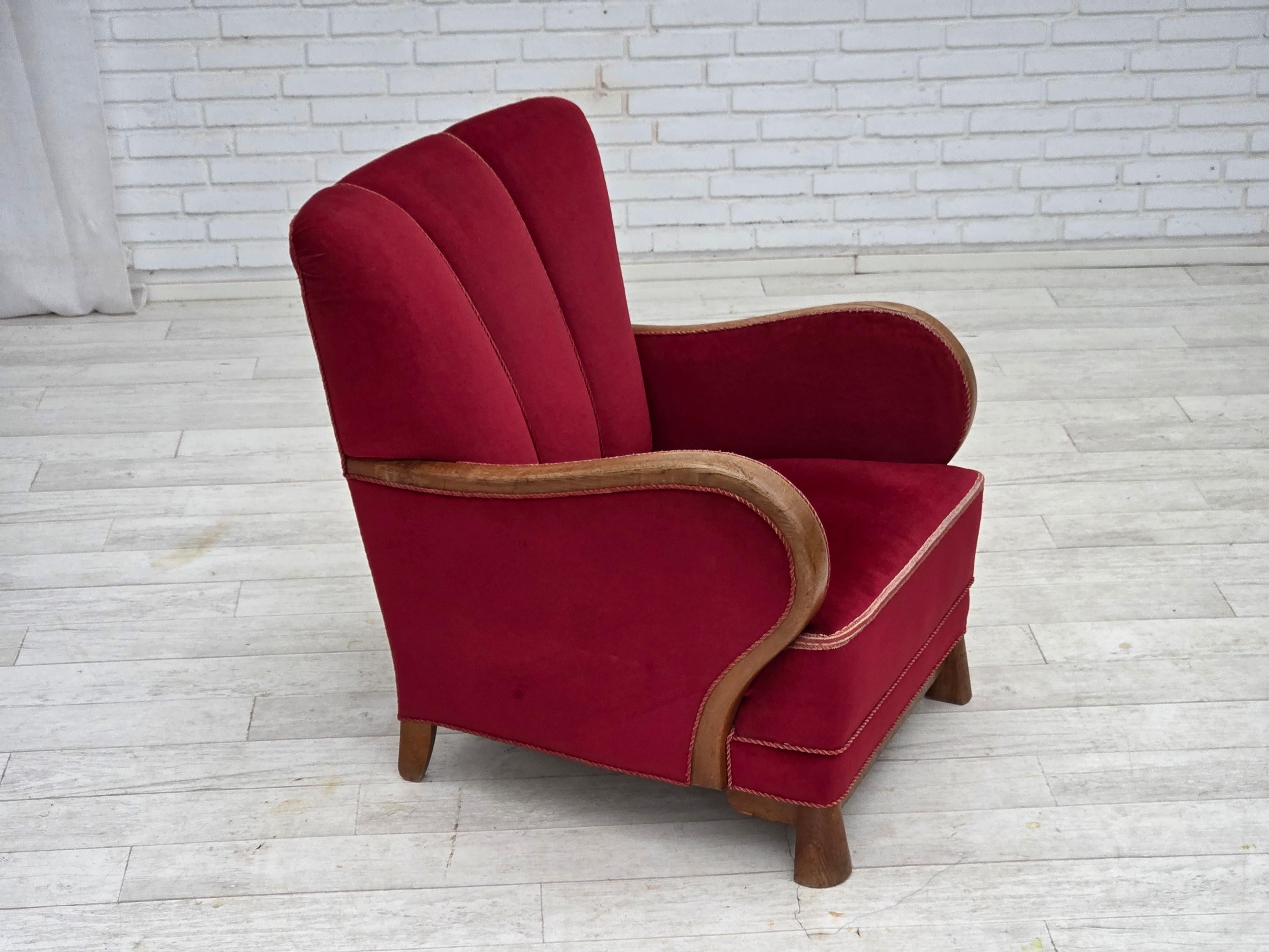 1960er Jahre, Dänischer Sessel. Roter Möbelvelours, Eichenholz, Messingfedern in der Sitzfläche. Der Stuhl wurde vor etwa 15-20 Jahren von einem Handwerker neu gepolstert. Sehr guter Zustand: keine Gerüche, keine Flecken und stabile Konstruktion.