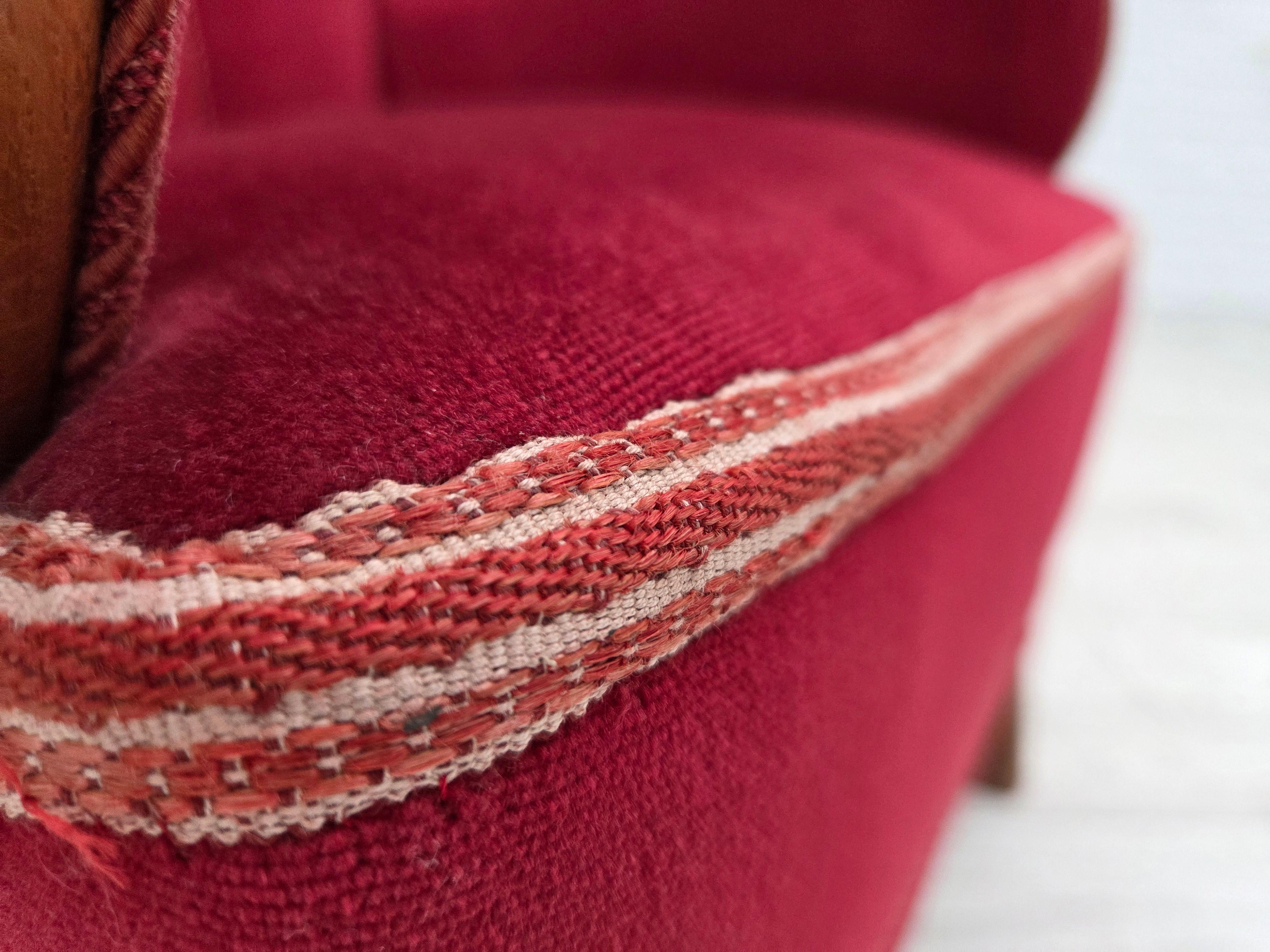 1960er Jahre, dänischer Sessel, roter Möbelvelours, Eichenholz. im Zustand „Gut“ im Angebot in Tarm, 82