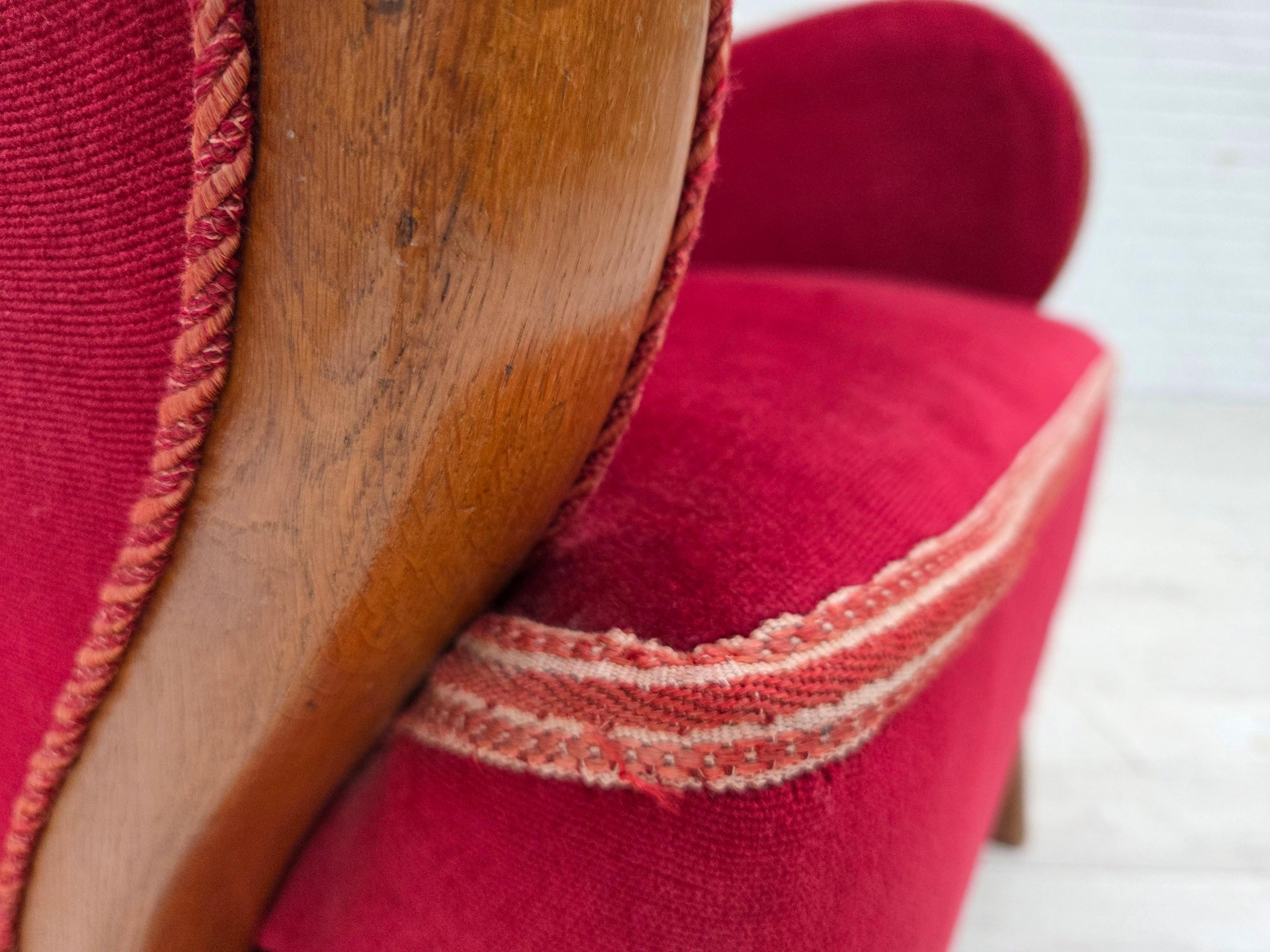 1960er Jahre, dänischer Sessel, roter Möbelvelours, Eichenholz. (Mitte des 20. Jahrhunderts) im Angebot