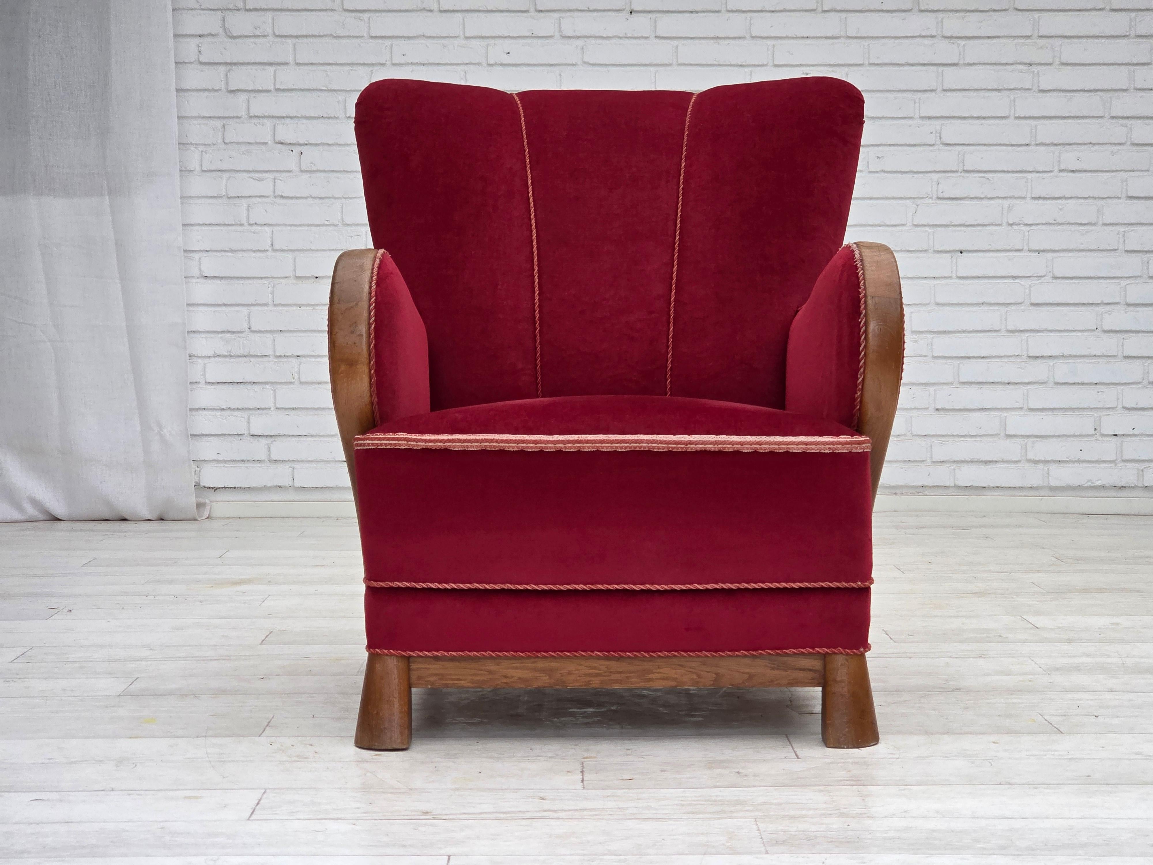 1960er Jahre, dänischer Sessel, roter Möbelvelours, Eichenholz. (Samt) im Angebot