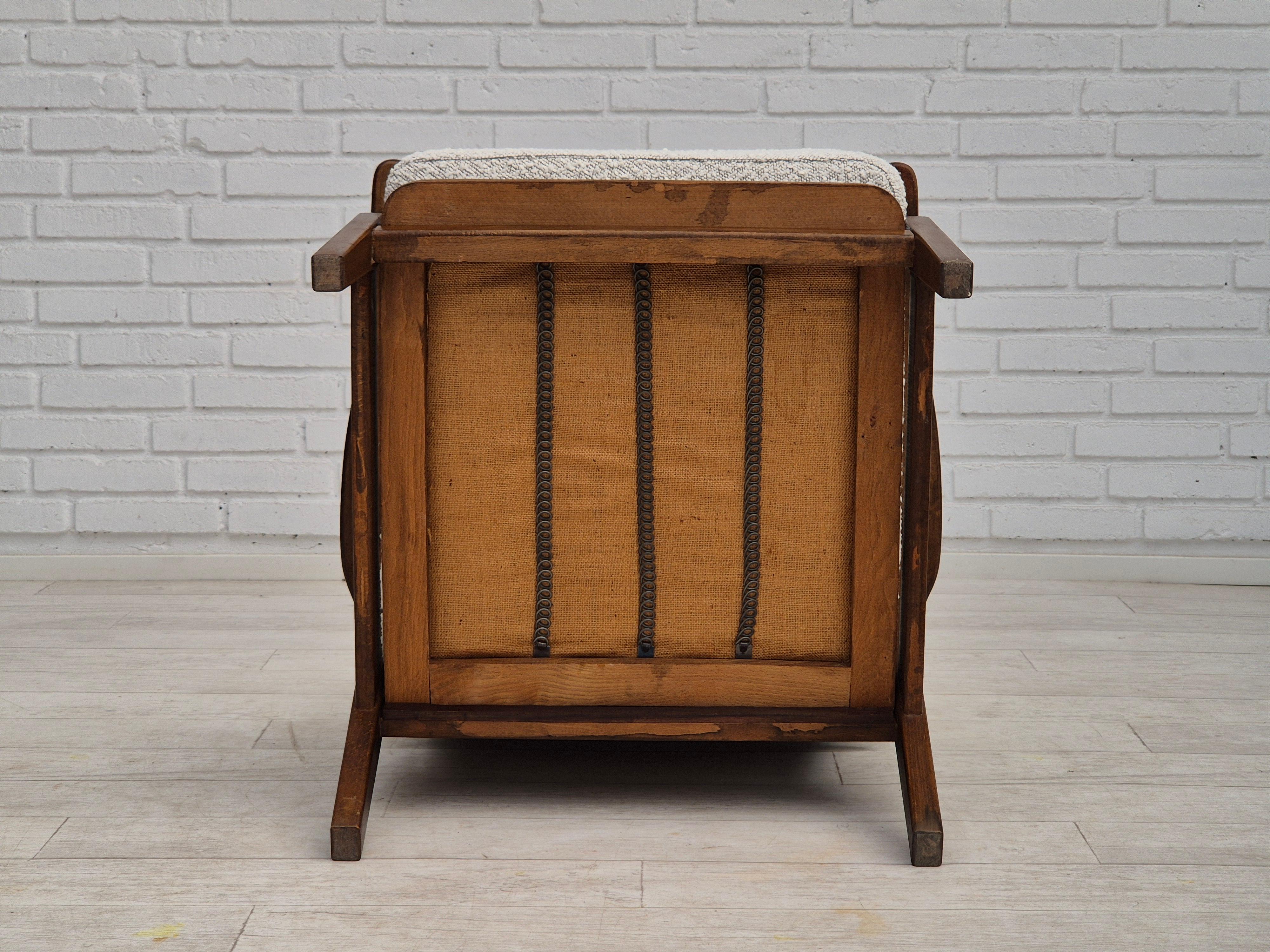 Dänischer Sessel aus den 1960er Jahren, neu bezogen mit hochwertigem weiß/grauem Möbelstoff. im Angebot 4