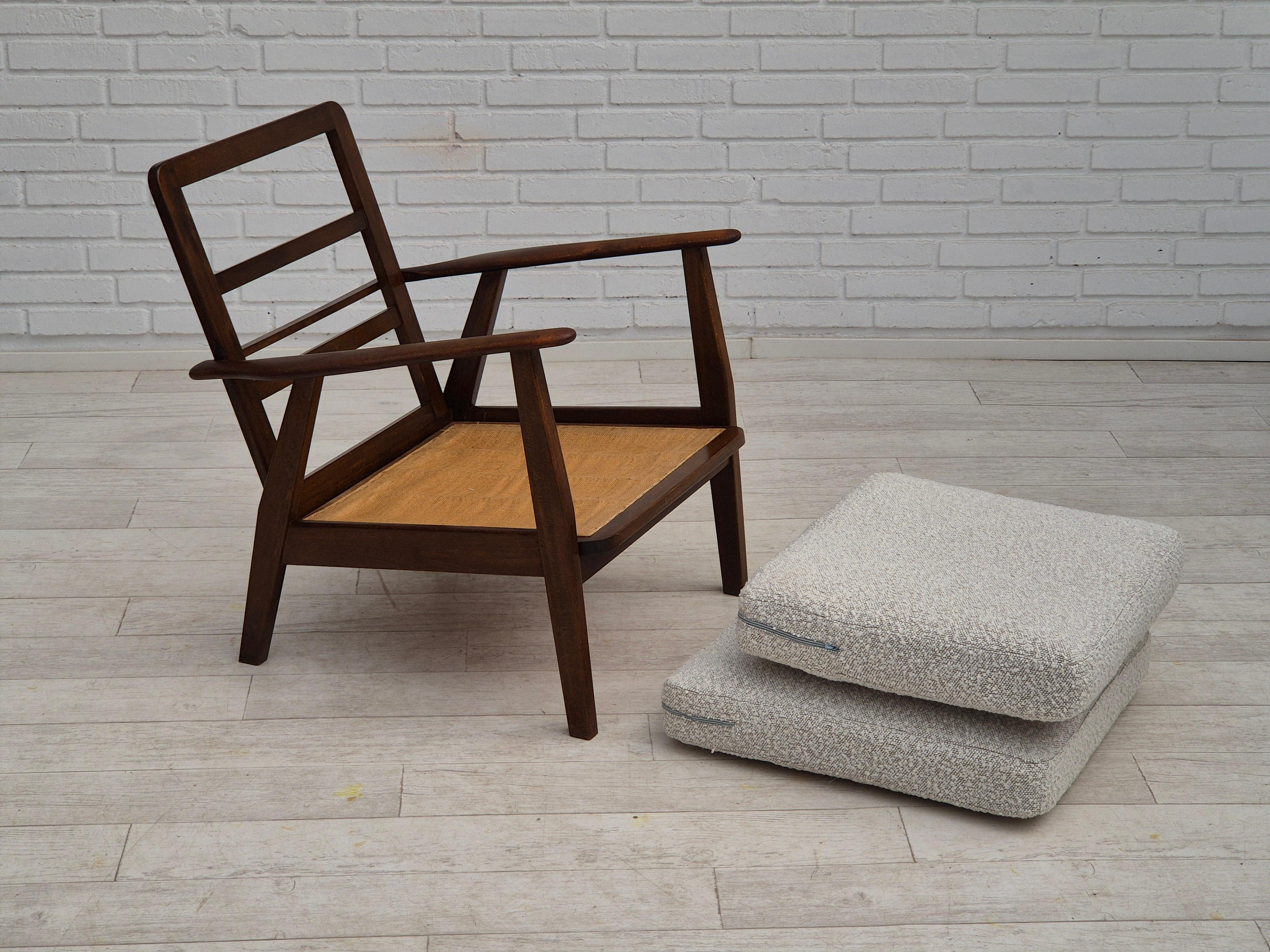 Dänischer Sessel aus den 1960er Jahren, neu bezogen mit hochwertigem weiß/grauem Möbelstoff. im Angebot 5