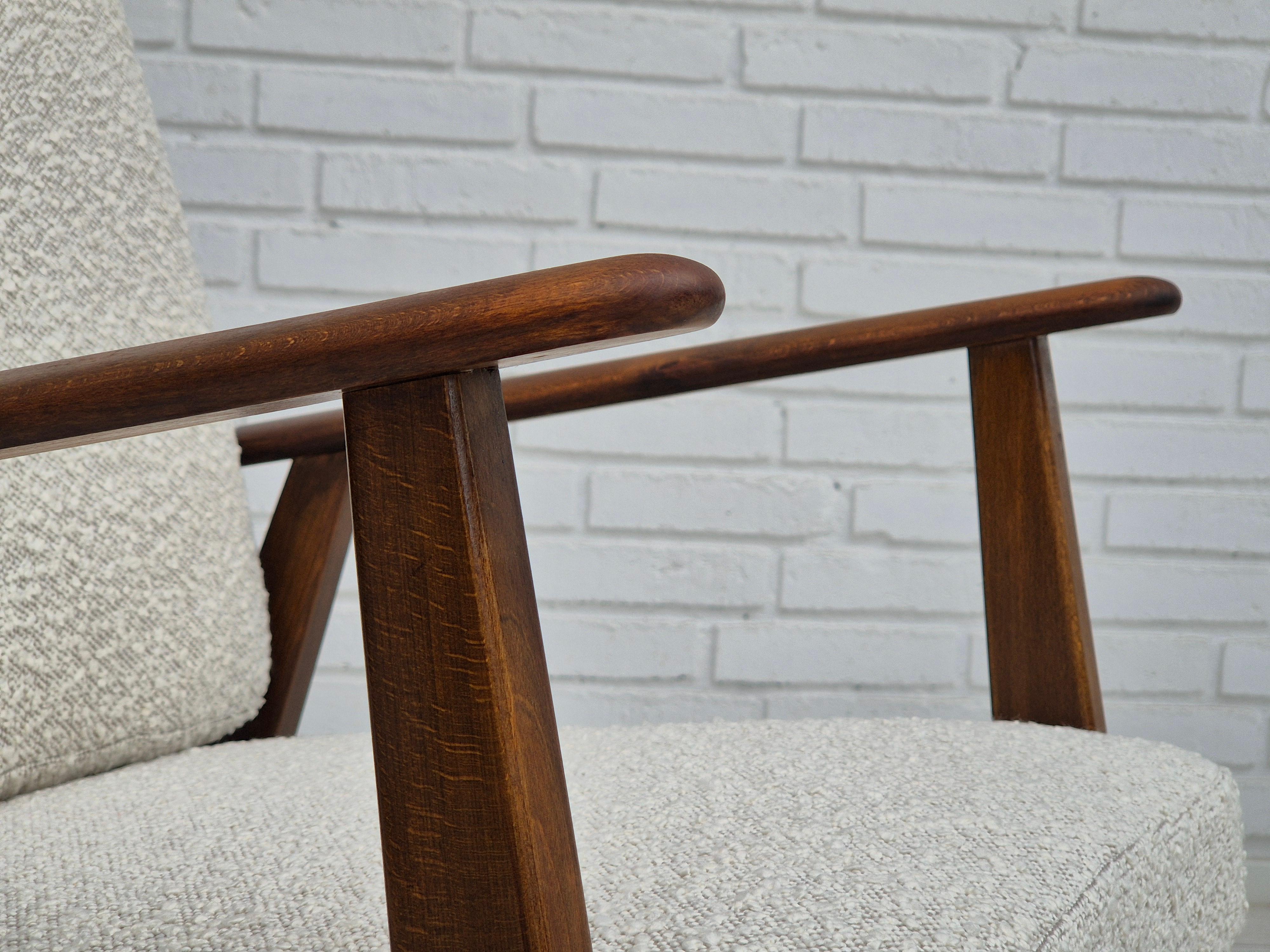 Dänischer Sessel aus den 1960er Jahren, neu bezogen mit hochwertigem weiß/grauem Möbelstoff. im Angebot 8
