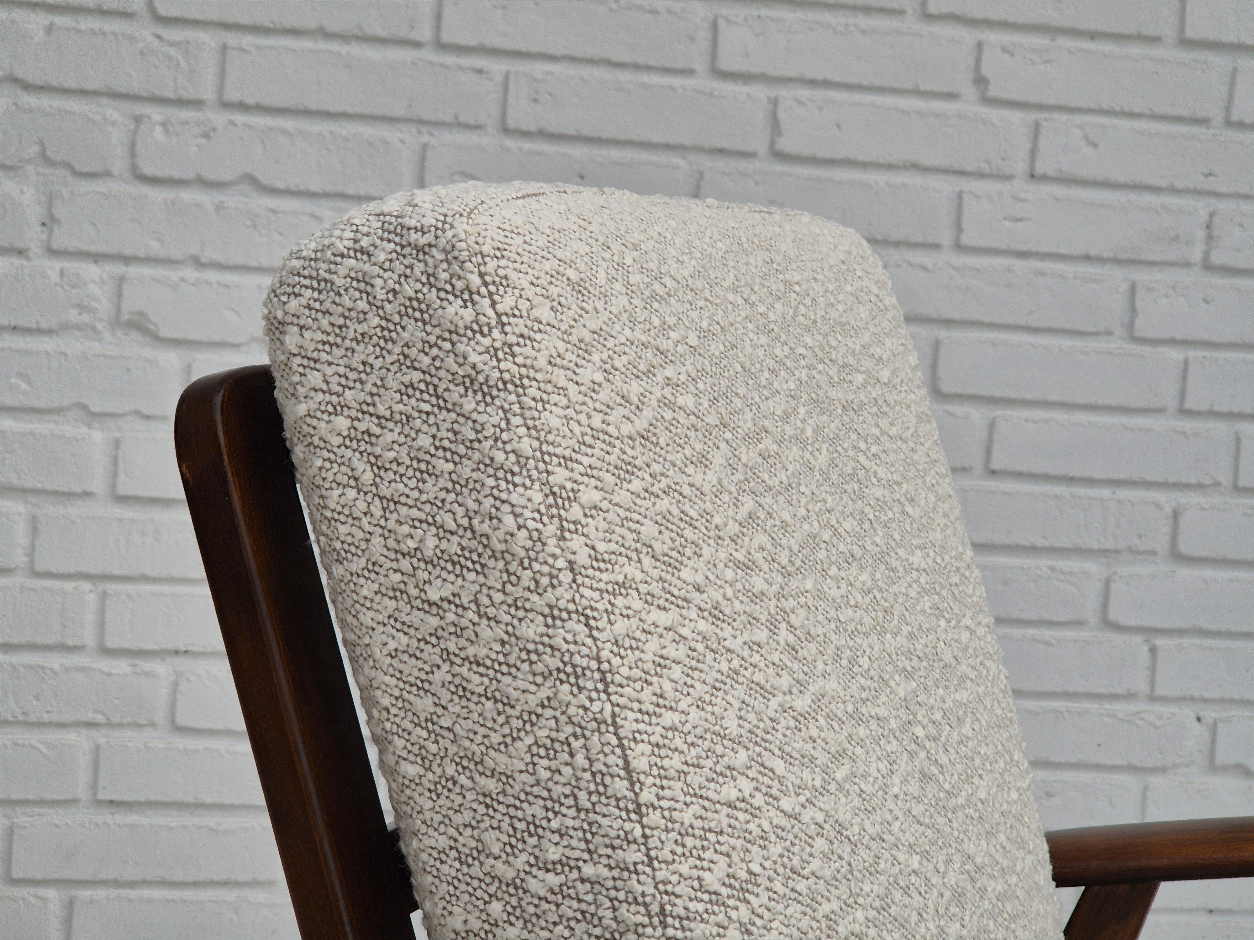 Dänischer Sessel aus den 1960er Jahren, neu bezogen mit hochwertigem weiß/grauem Möbelstoff. im Angebot 9