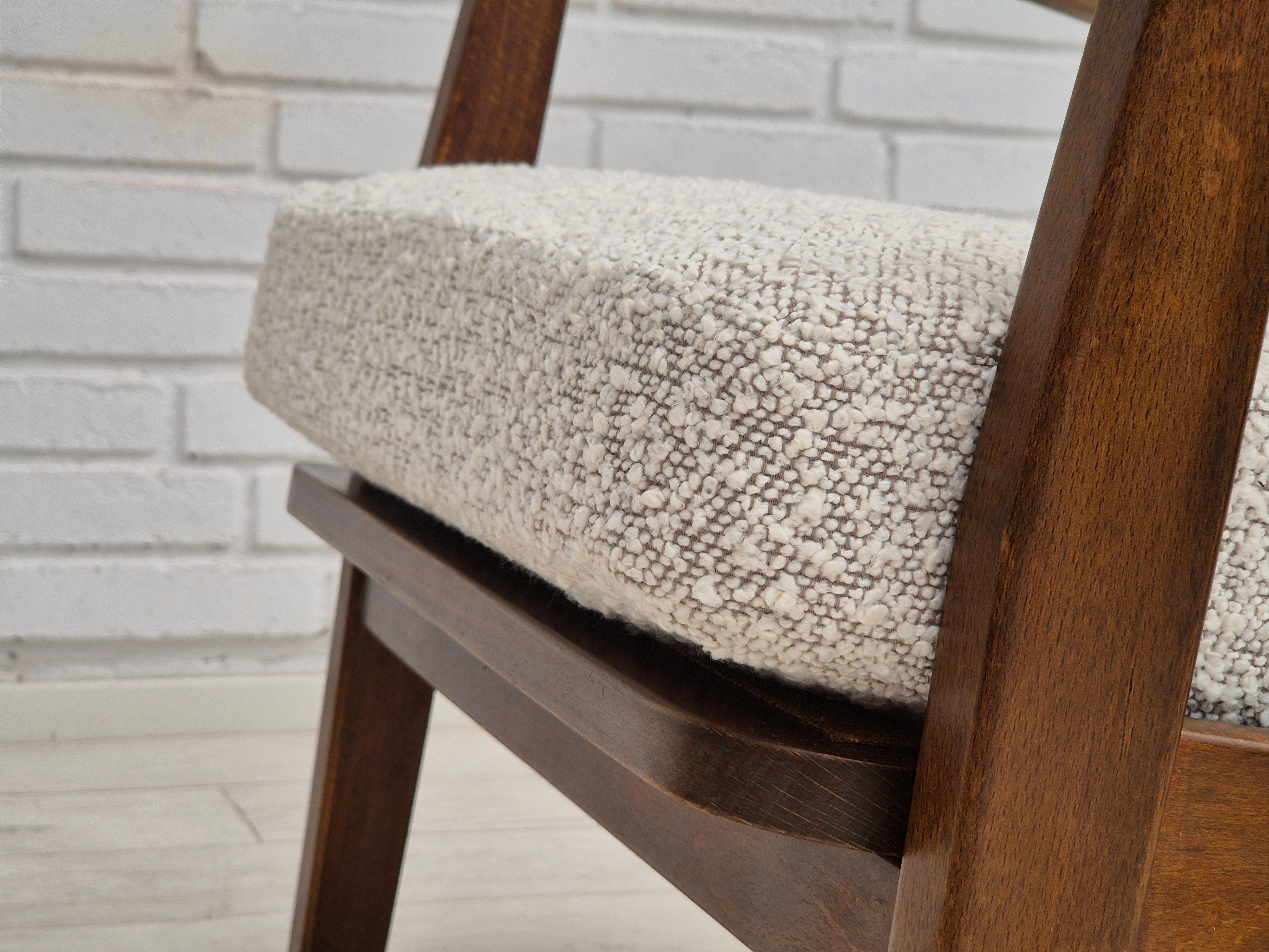 Dänischer Sessel aus den 1960er Jahren, neu bezogen mit hochwertigem weiß/grauem Möbelstoff. im Angebot 12