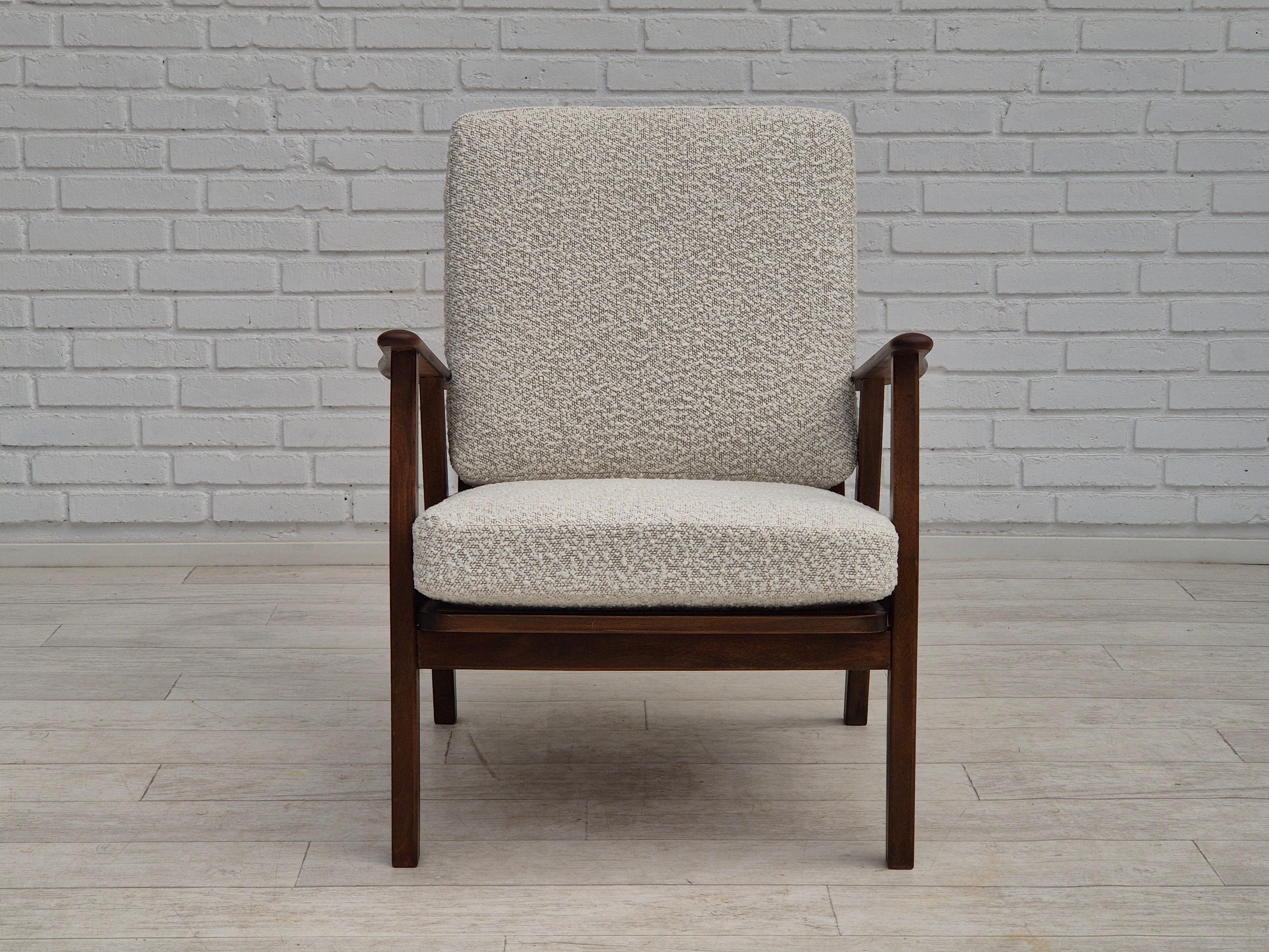 Dänischer Sessel aus den 1960er Jahren, neu bezogen mit hochwertigem weiß/grauem Möbelstoff. (Skandinavische Moderne) im Angebot