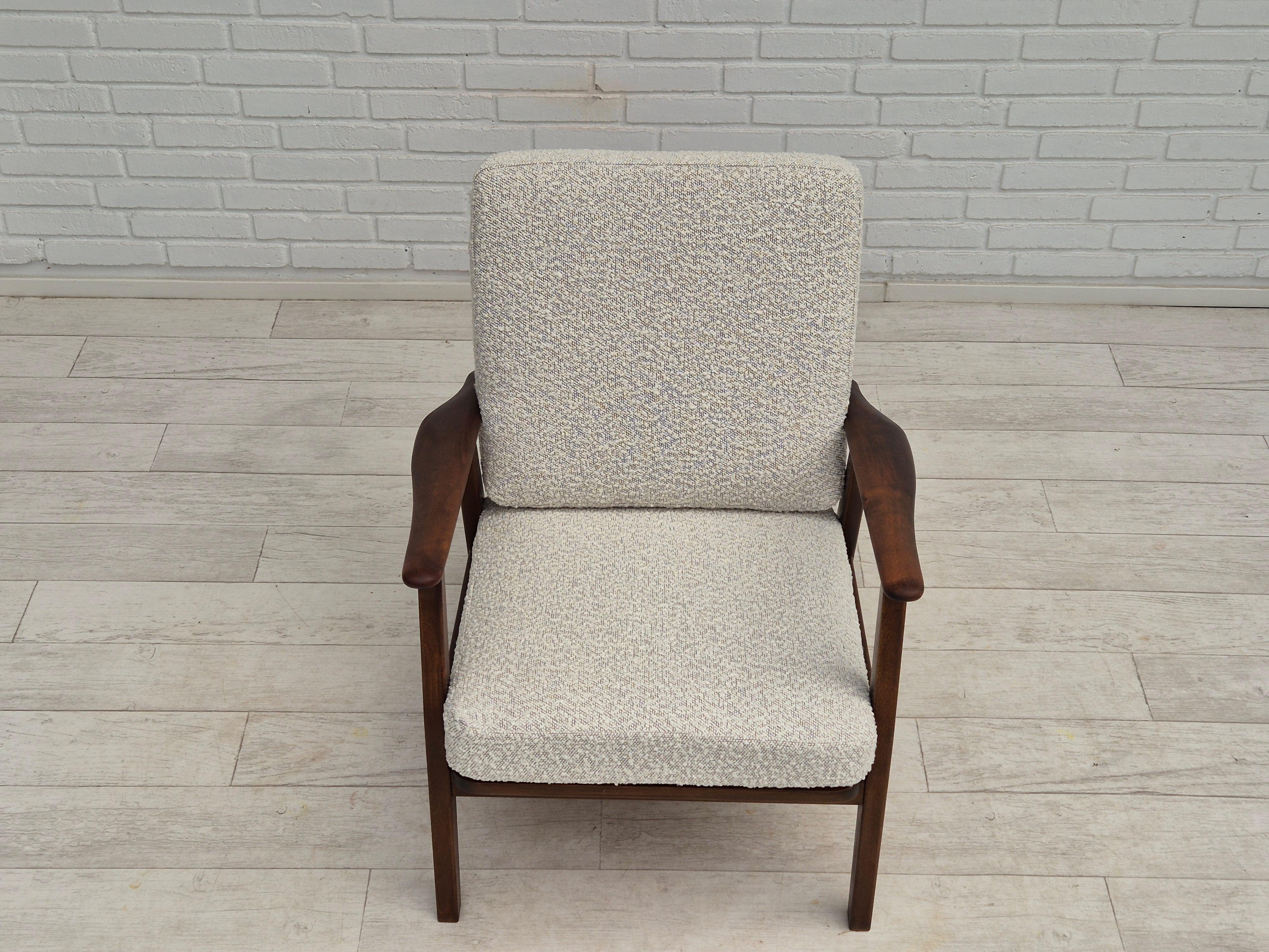 Dänischer Sessel aus den 1960er Jahren, neu bezogen mit hochwertigem weiß/grauem Möbelstoff. im Zustand „Gut“ im Angebot in Tarm, 82