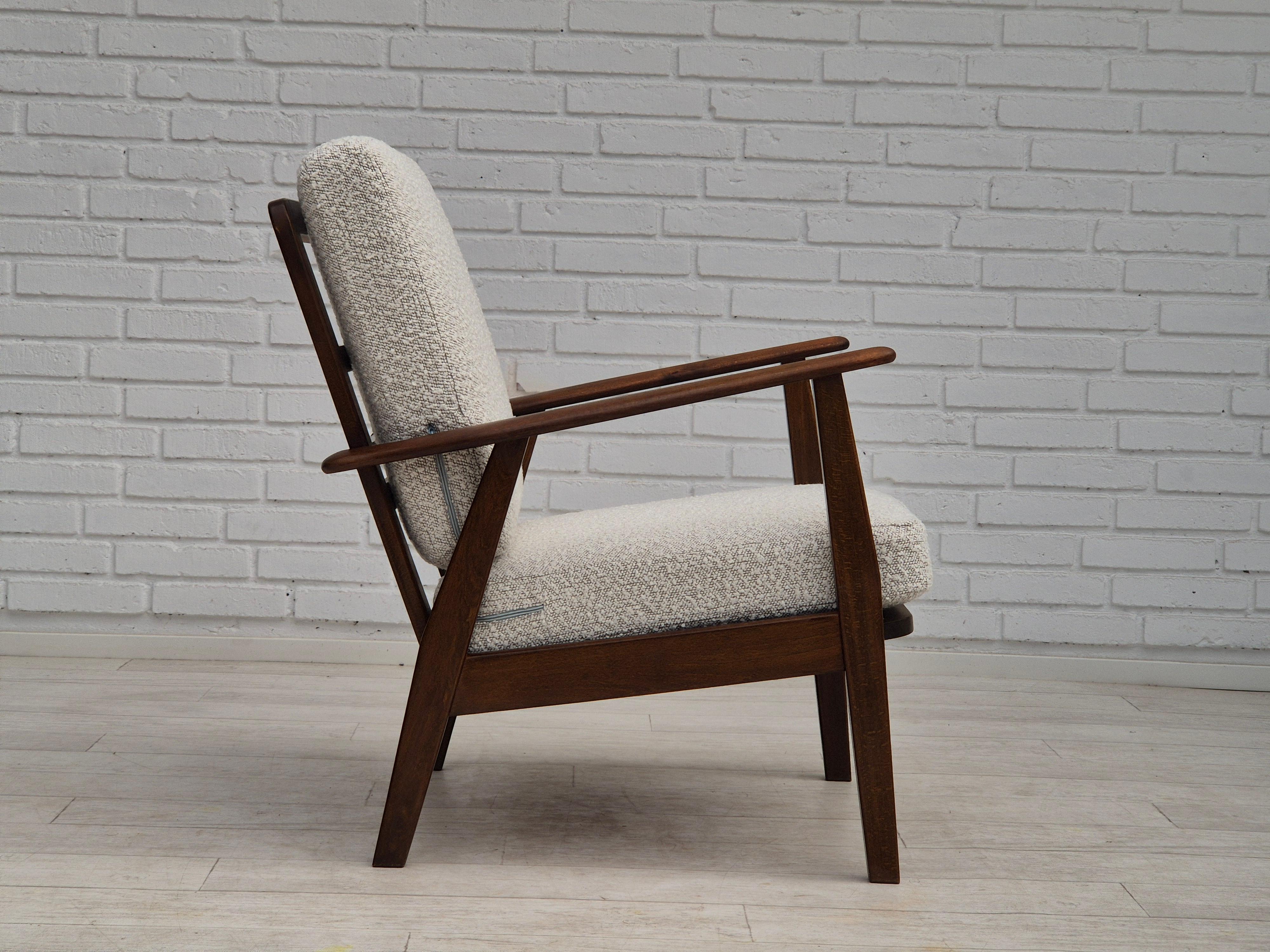 Dänischer Sessel aus den 1960er Jahren, neu bezogen mit hochwertigem weiß/grauem Möbelstoff. (Mitte des 20. Jahrhunderts) im Angebot