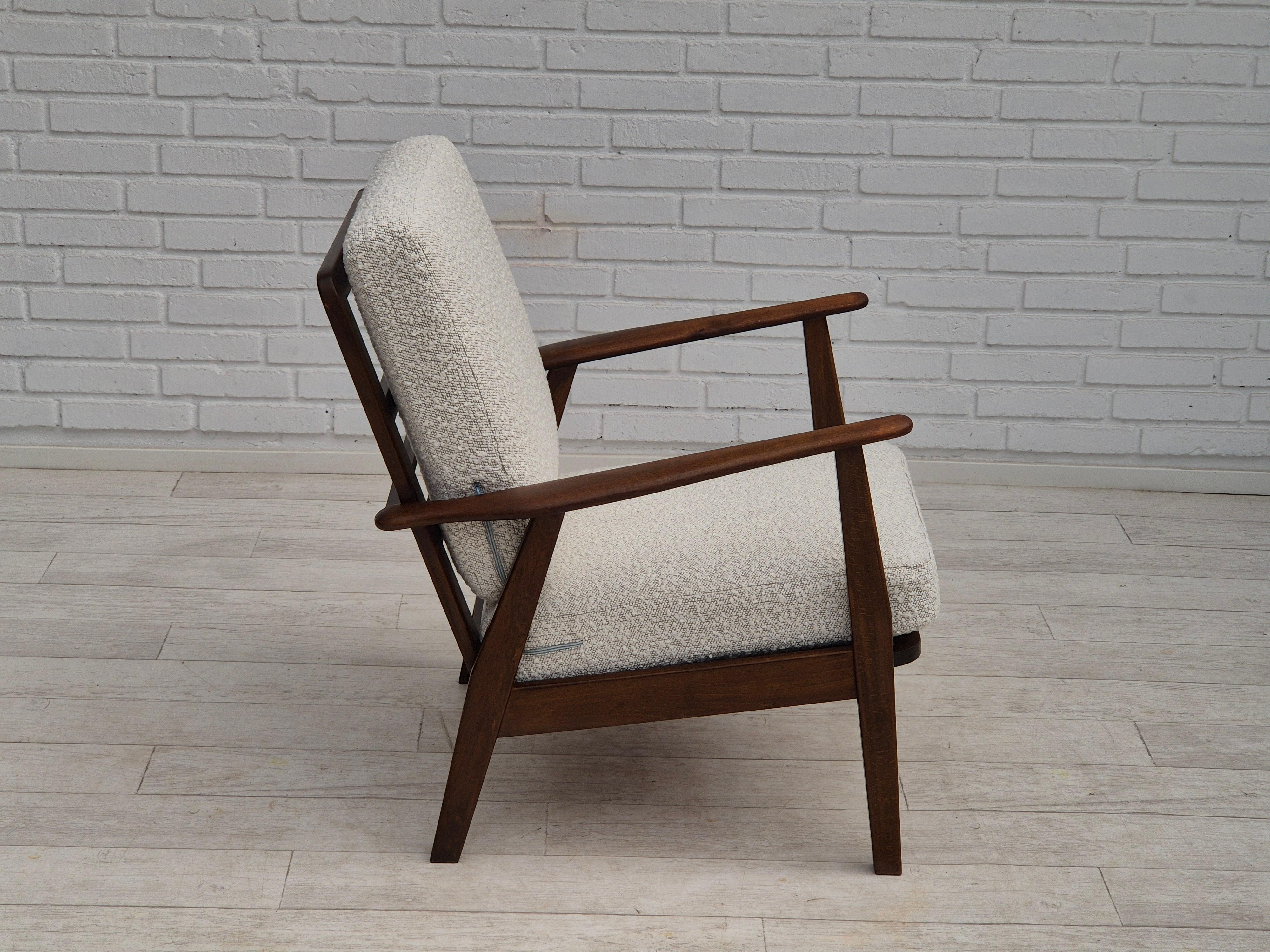 Dänischer Sessel aus den 1960er Jahren, neu bezogen mit hochwertigem weiß/grauem Möbelstoff. (Stoff) im Angebot