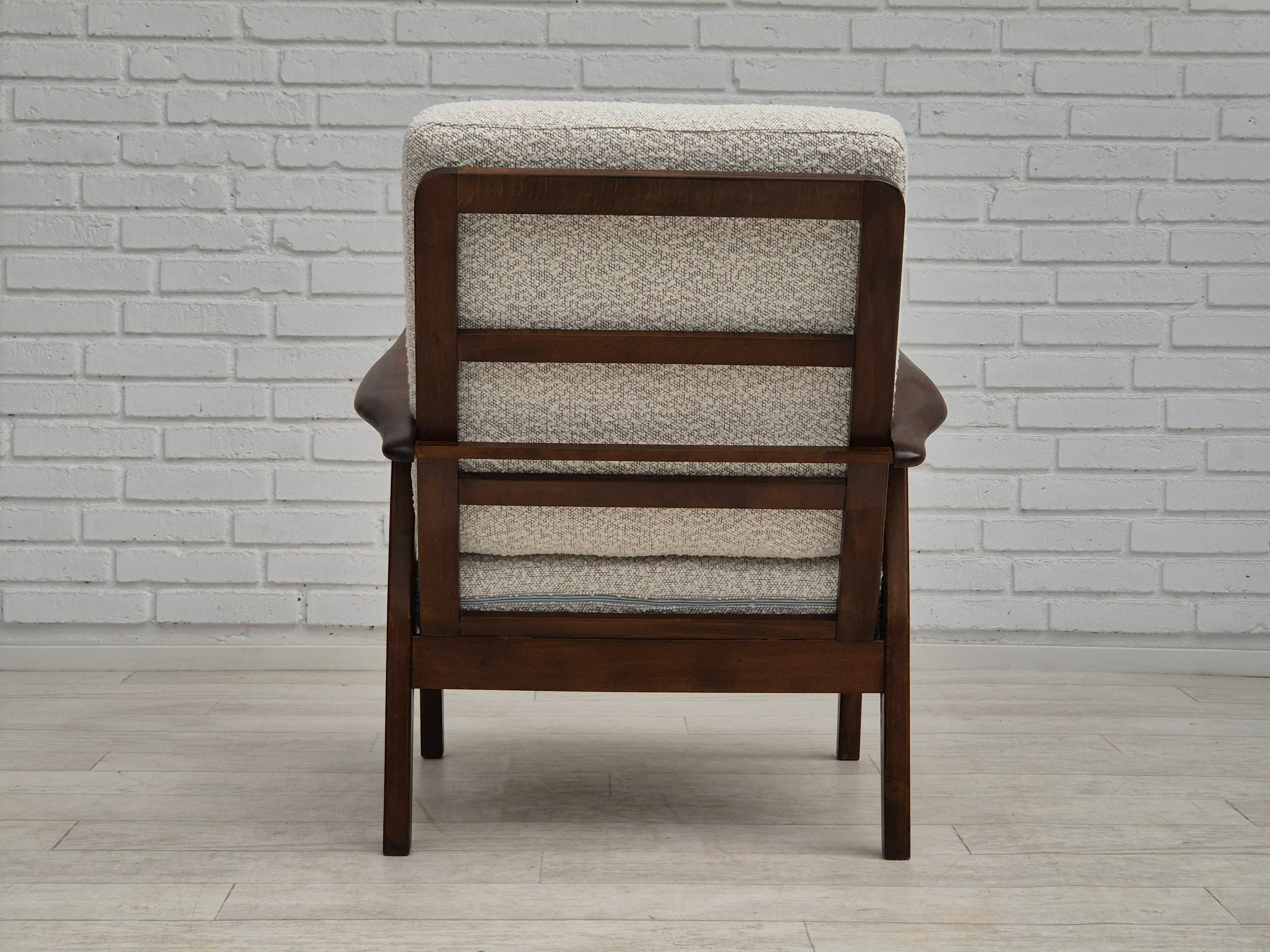 Dänischer Sessel aus den 1960er Jahren, neu bezogen mit hochwertigem weiß/grauem Möbelstoff. im Angebot 1