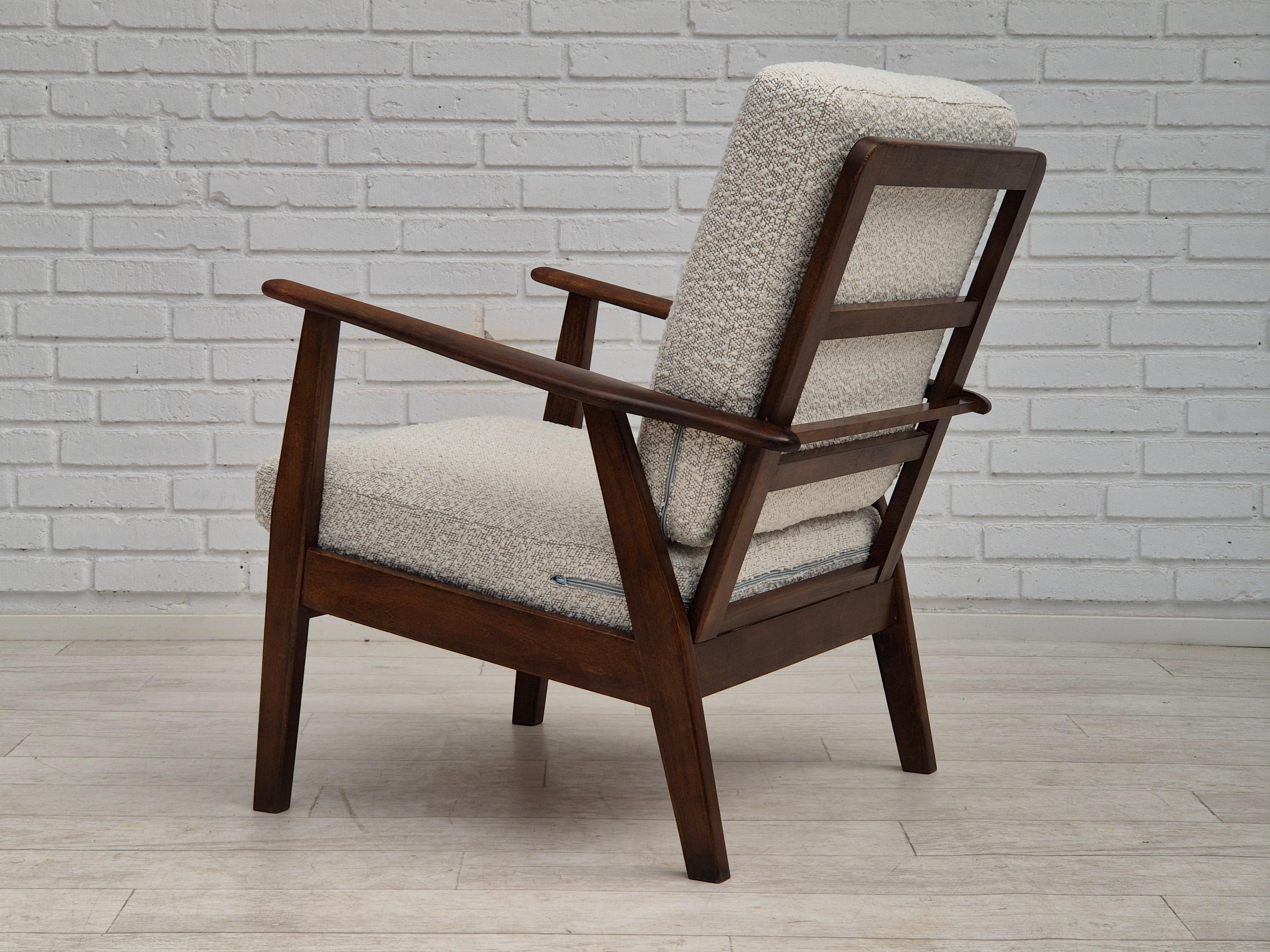 Dänischer Sessel aus den 1960er Jahren, neu bezogen mit hochwertigem weiß/grauem Möbelstoff. im Angebot 2