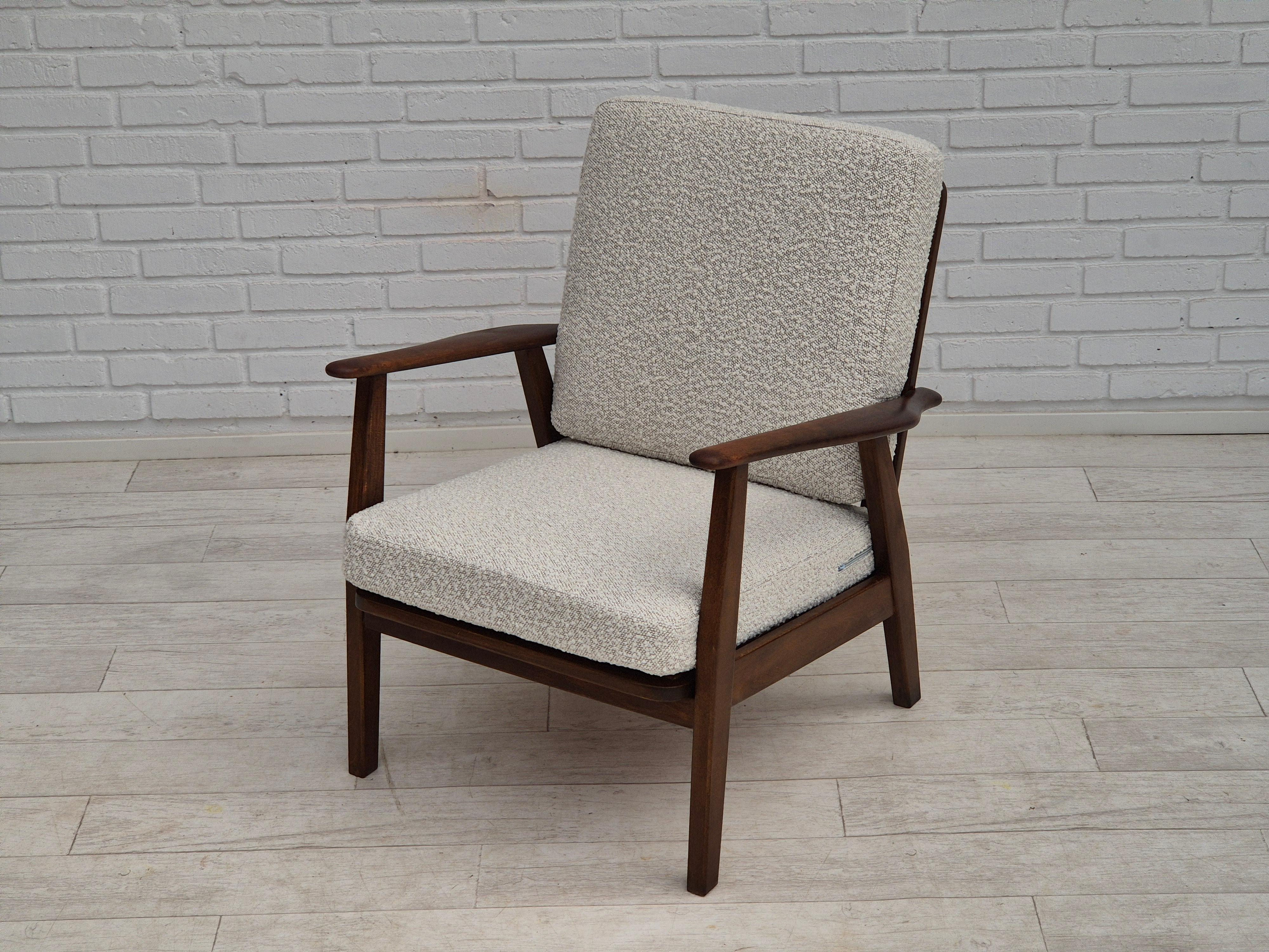 Dänischer Sessel aus den 1960er Jahren, neu bezogen mit hochwertigem weiß/grauem Möbelstoff. im Angebot 3