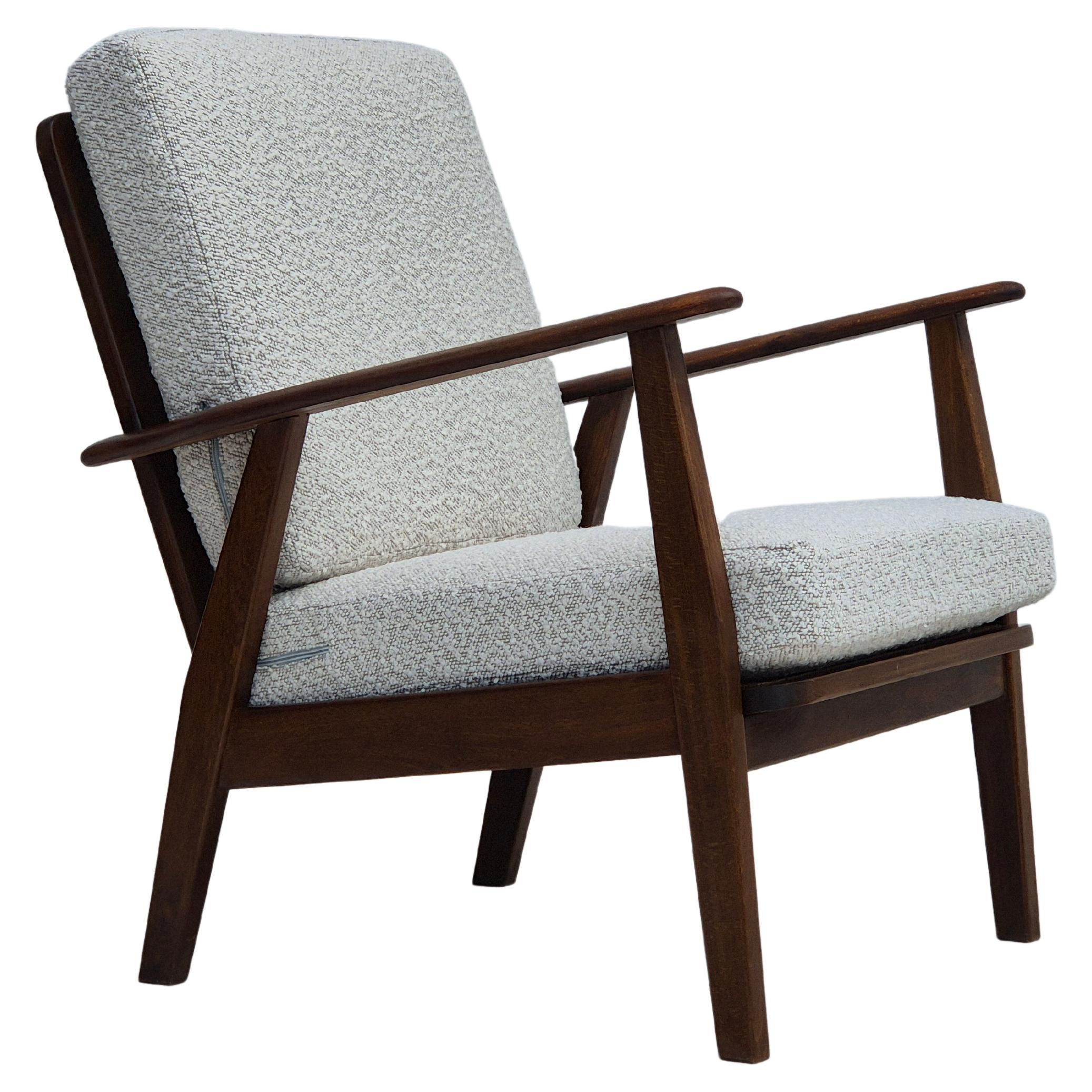 Sillón danés de los años 60, renovado en tela de calidad para muebles blanca/gris.