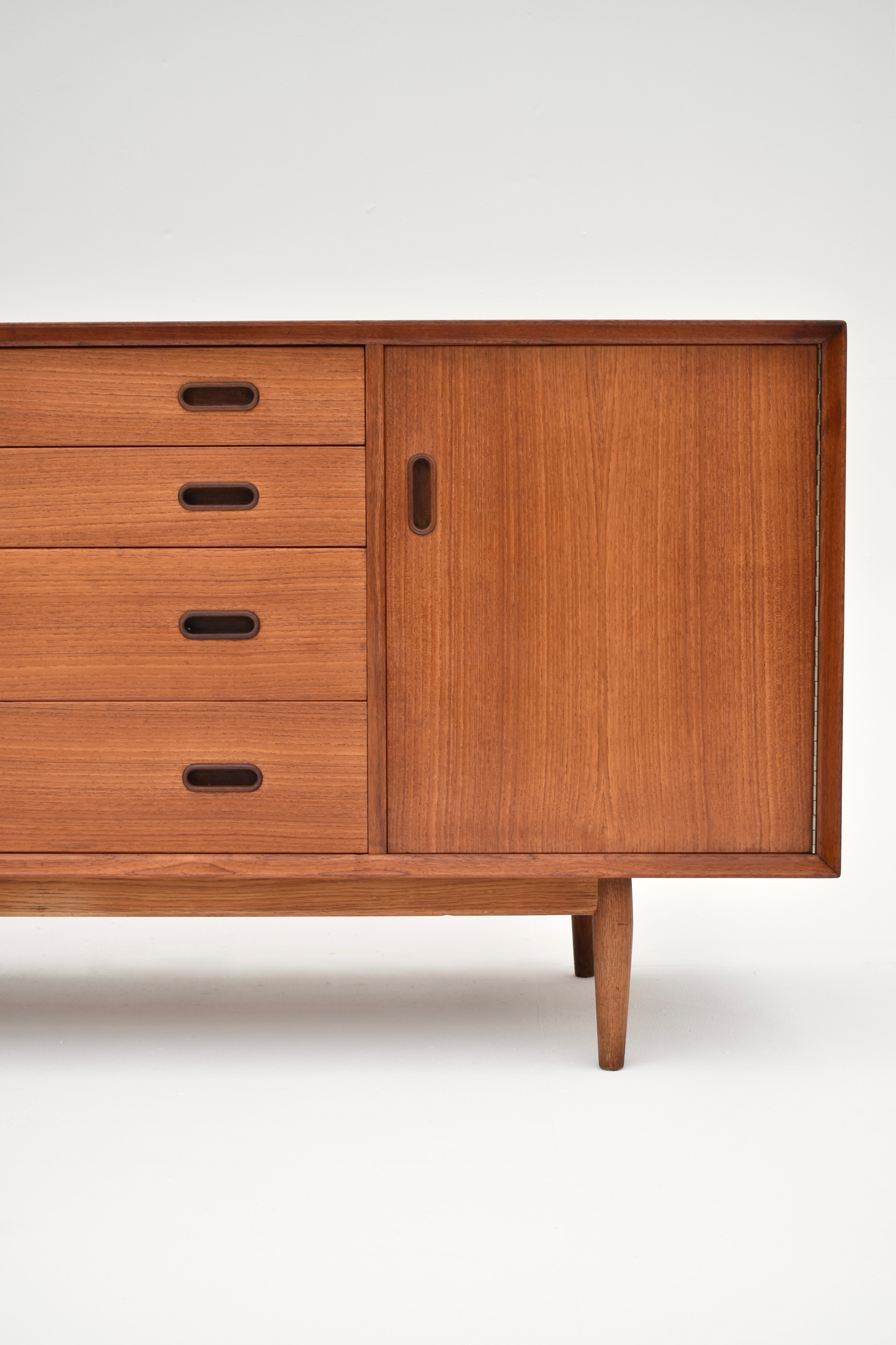 A very rarely seen model by arguably the greatest Danish designer of sideboards Arne Vodder.

Featuring a bank of four large drawers to the centre, the uppermost with cutlery compartments lines with green Baize.

Symmetrically to each side of