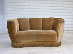 1960er Jahre, Dänisches 2-Sitzer-Sofa "Banana", grüner Möbelvelours, Eichenholz.