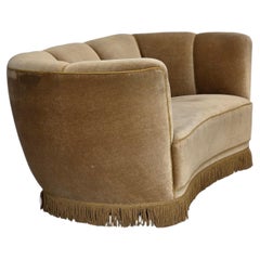 1960er Jahre, Dänisches 2-Sitzer-Sofa "Banana", grüner Möbelvelours, Eichenholz.