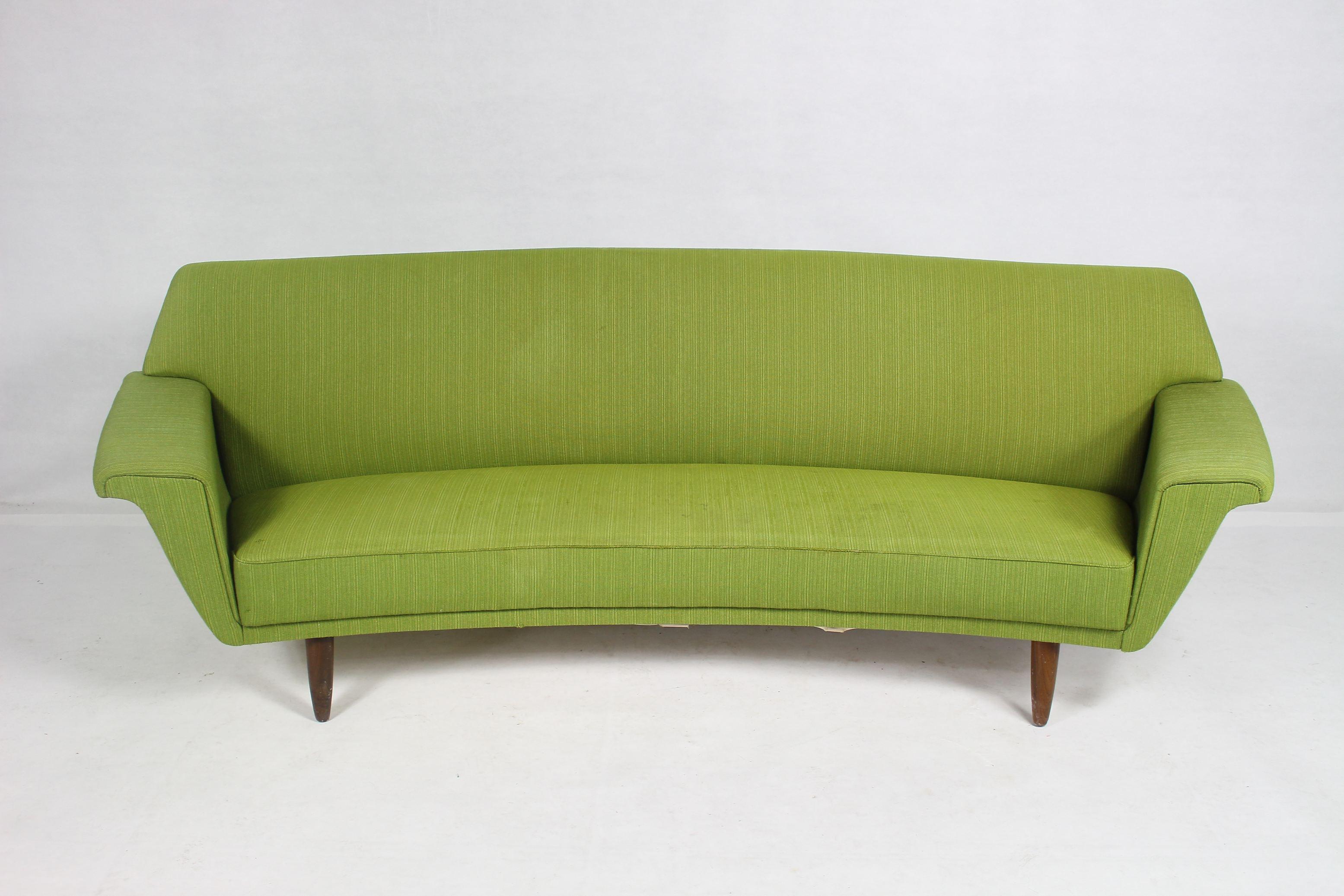 This model 53 banana sofa was designed by Georg Thams.
It is in original condition and features wooden legs.
It is recommended to replace the upholstery.