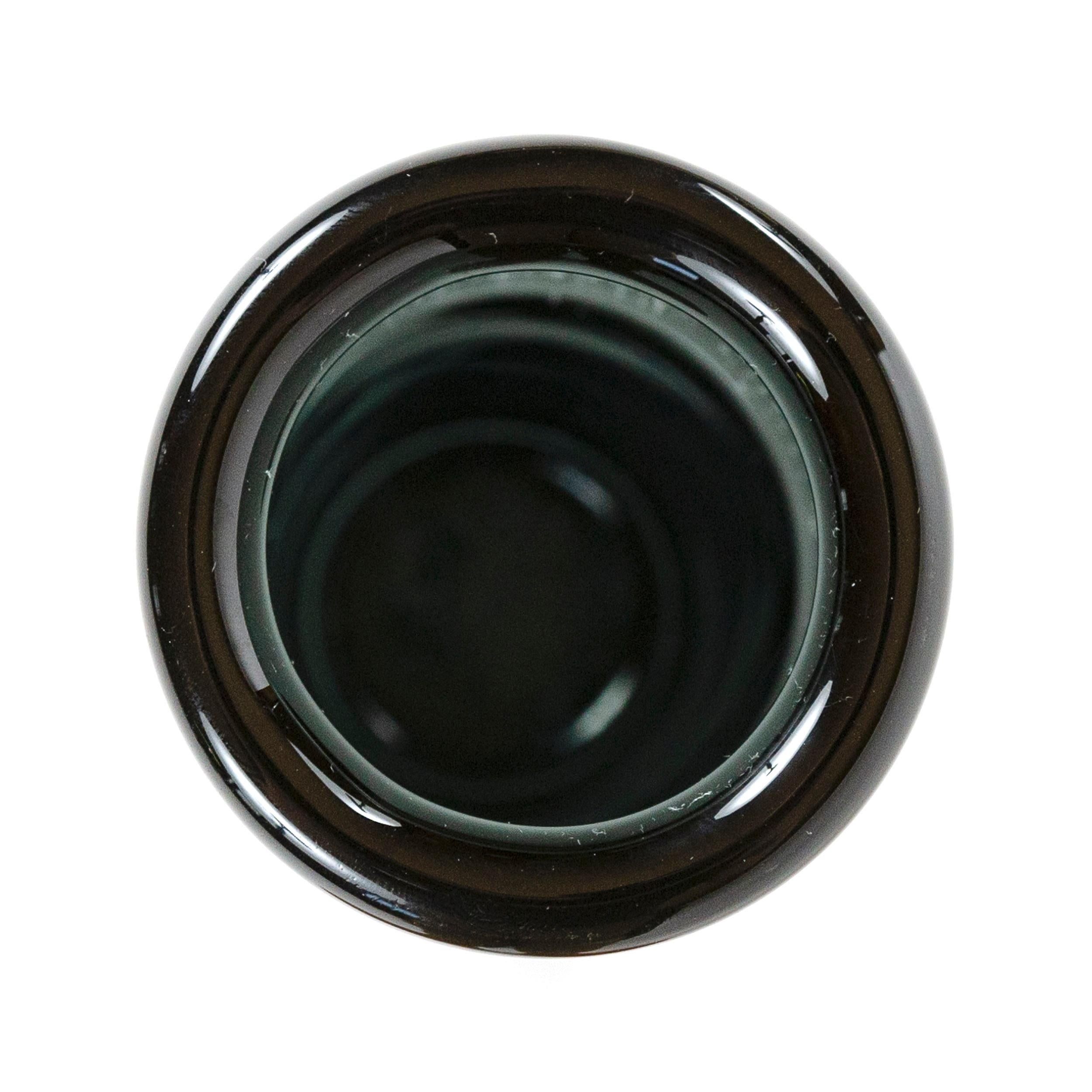 Eine hohe, fein geblasene Glasvase mit graugrünem Ton und einer sich nach hinten verjüngenden Form A. Markiert auf der Unterseite.