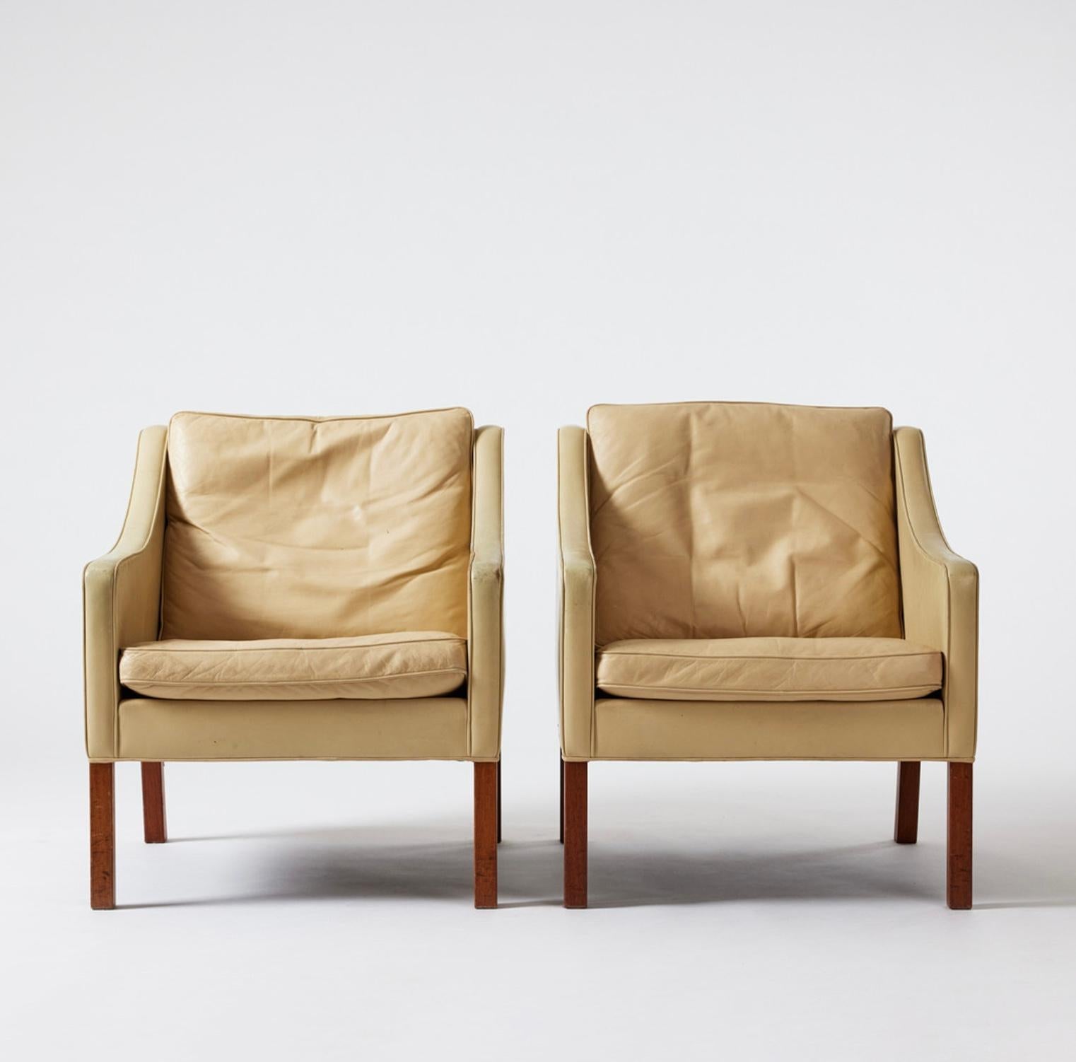 Une paire de fabuleuses chaises en cuir des années 1960 dans une couleur de veau (peau de veau) difficile à trouver et très recherchée.  avec des pieds teintés par le célèbre designer de meubles danois Borge Morgensen.
Confortable et d'un design