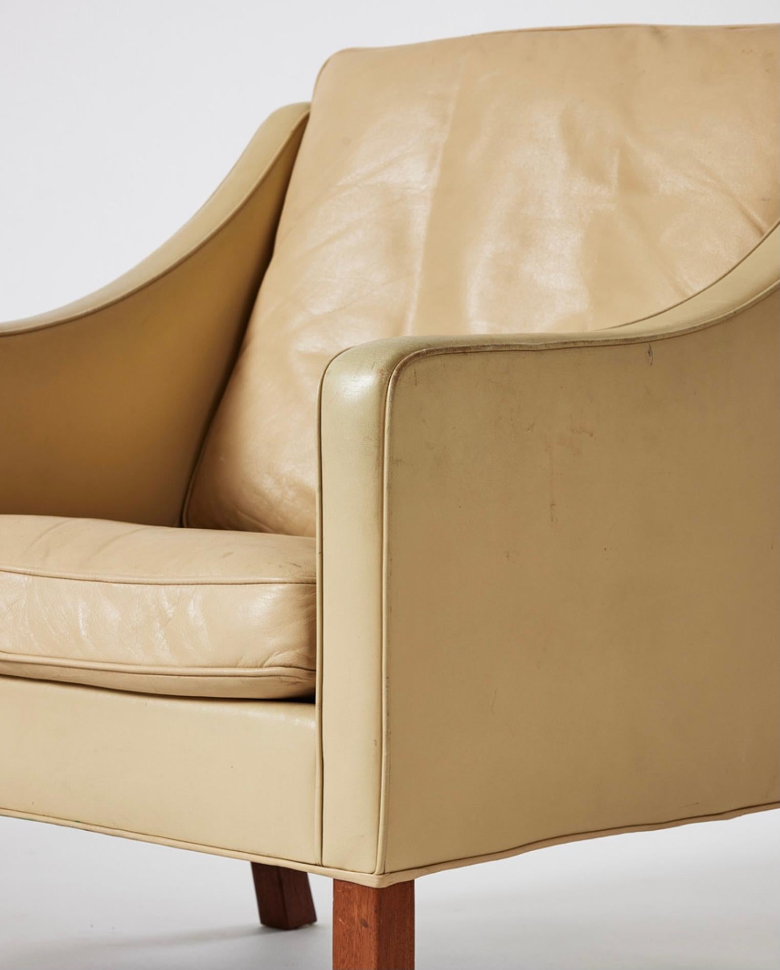Tacheté Fauteuils danois des années 1960 en cuir coloré Vellum de Borg, modèle 2207 en vente