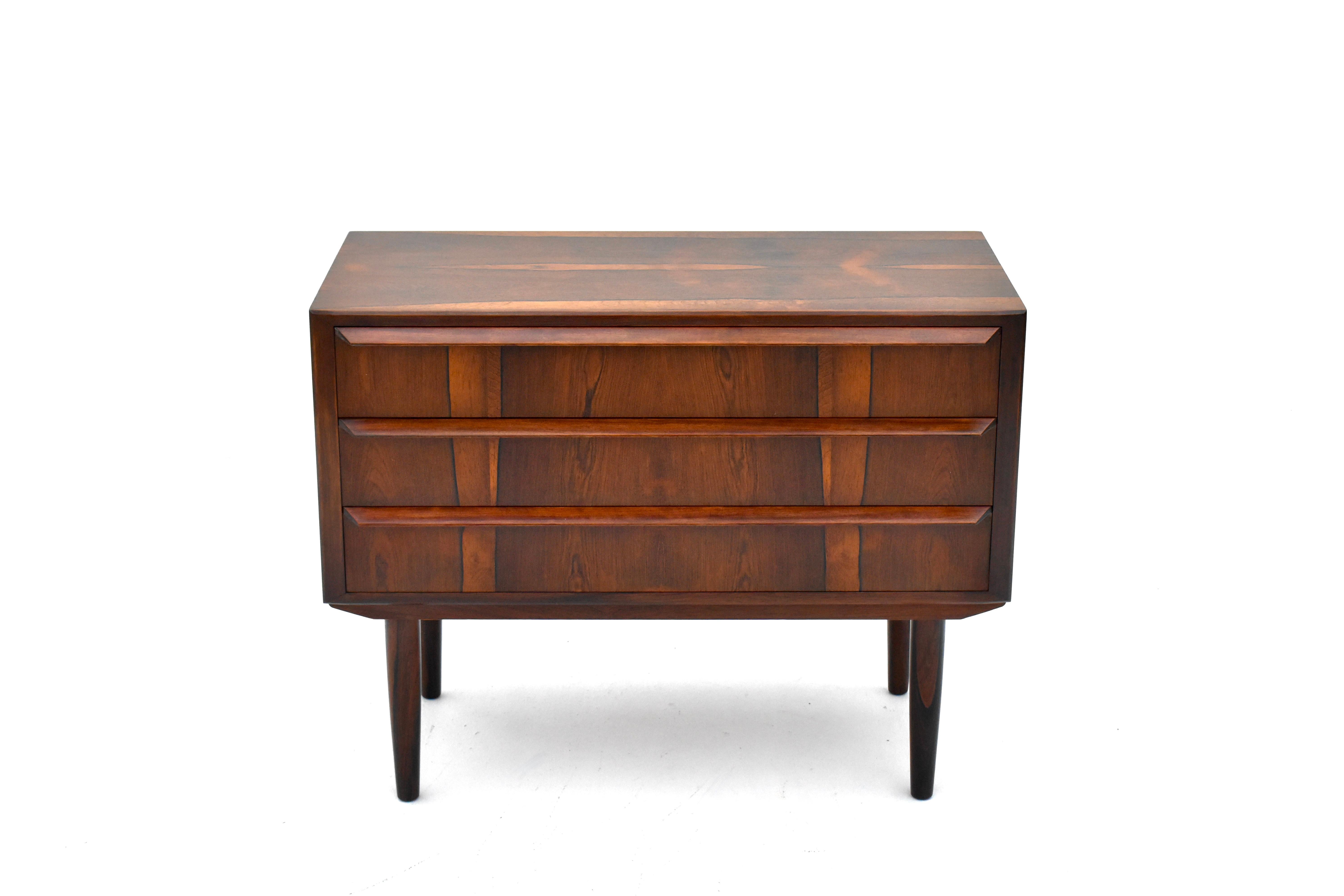 Scandinavo moderno 1960s Danish Cabinetmaker Rosewood Chest Of Drawers in vendita