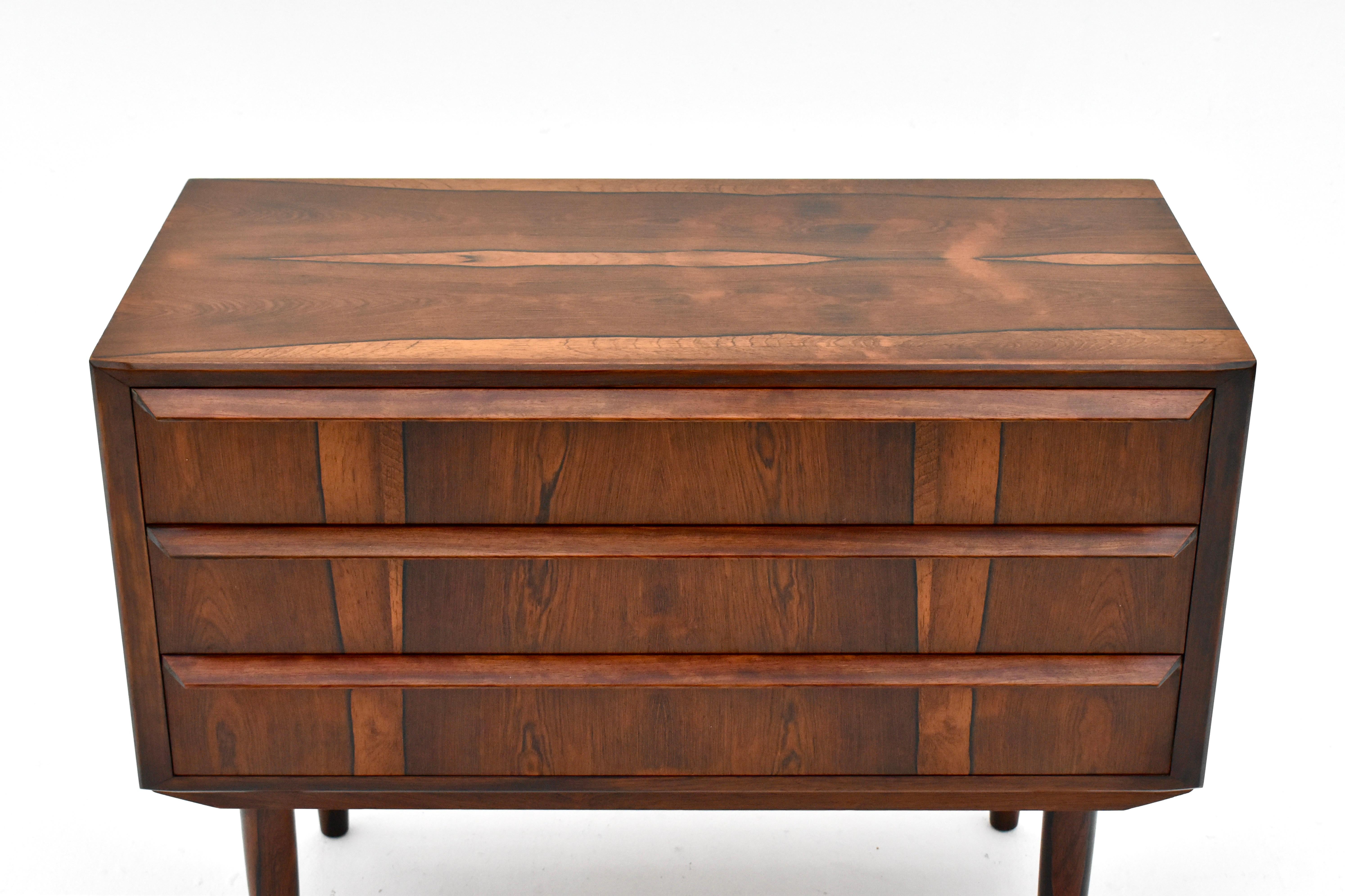 Danese 1960s Danish Cabinetmaker Rosewood Chest Of Drawers in vendita