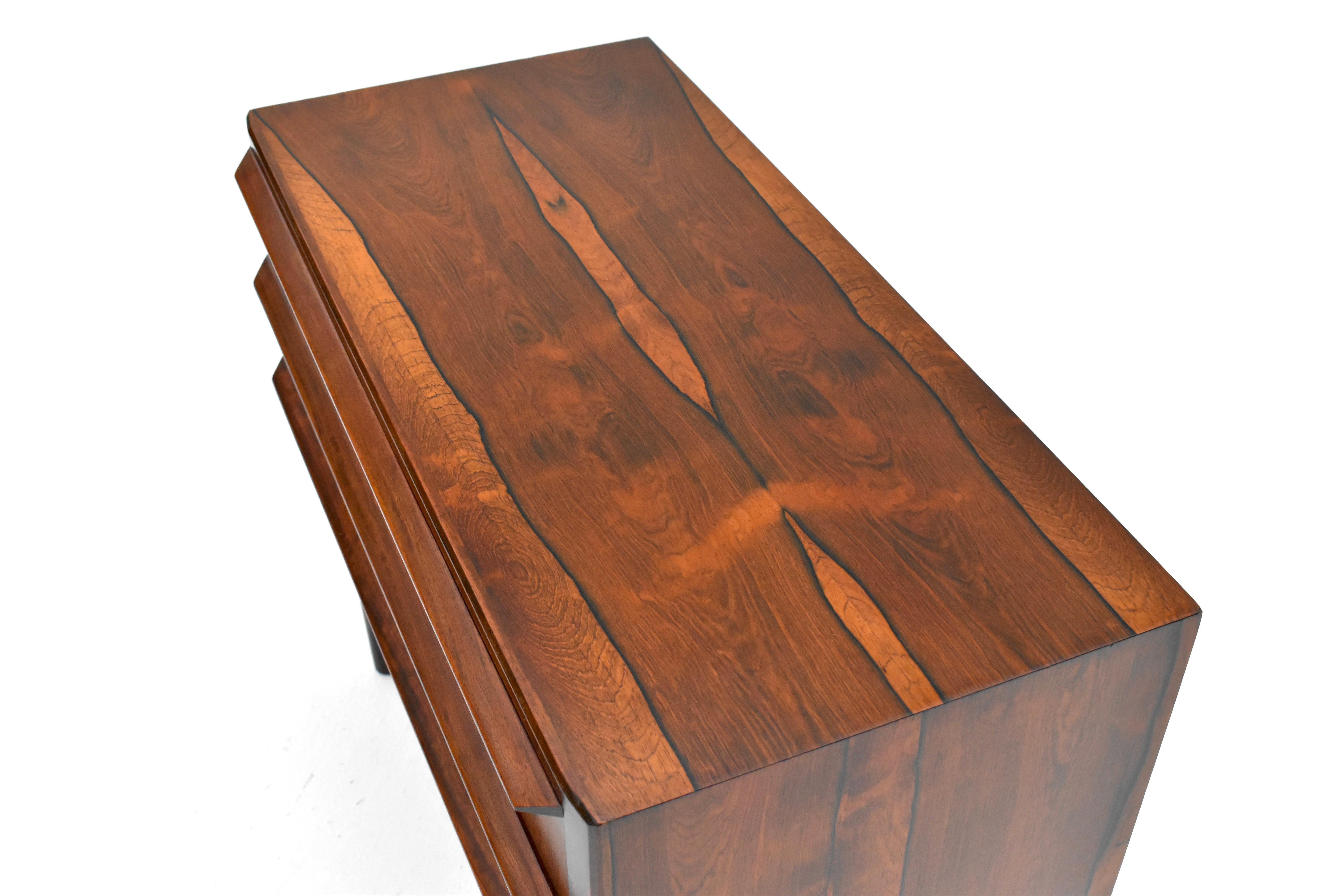 Metà XX secolo 1960s Danish Cabinetmaker Rosewood Chest Of Drawers in vendita