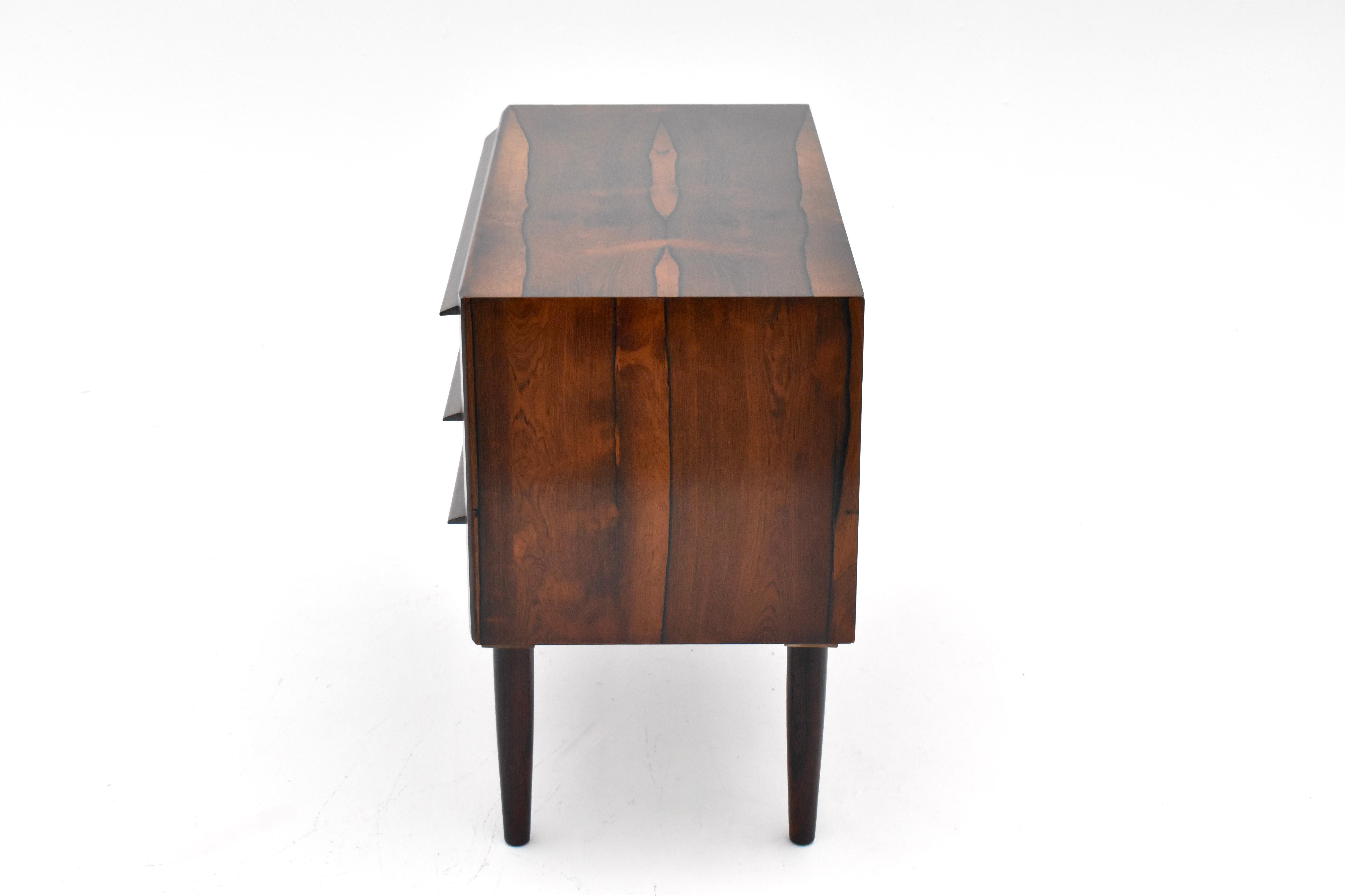 Palissandro 1960s Danish Cabinetmaker Rosewood Chest Of Drawers in vendita