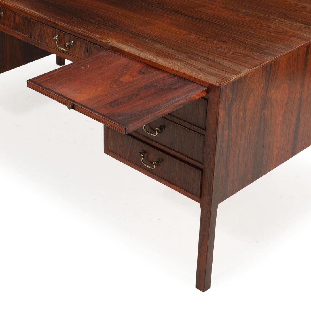 Scandinavo moderno Scrivania da regista classica autoportante in legno massiccio di un ebanista danese del 1960 in vendita