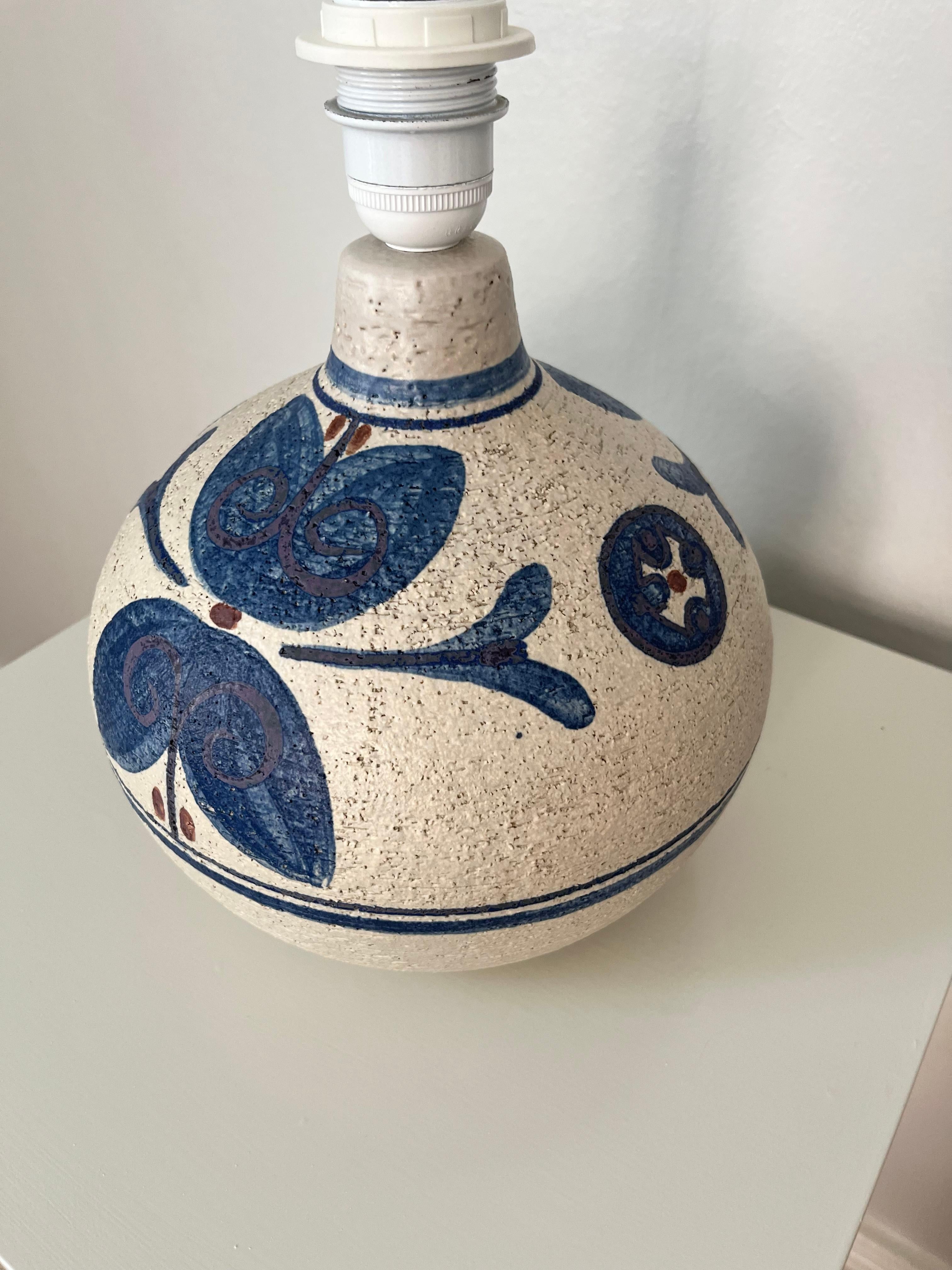 1960er Jahre Dänische Keramik-Tischlampe von Noomi Backhausen für Søholm (Mitte des 20. Jahrhunderts) im Angebot
