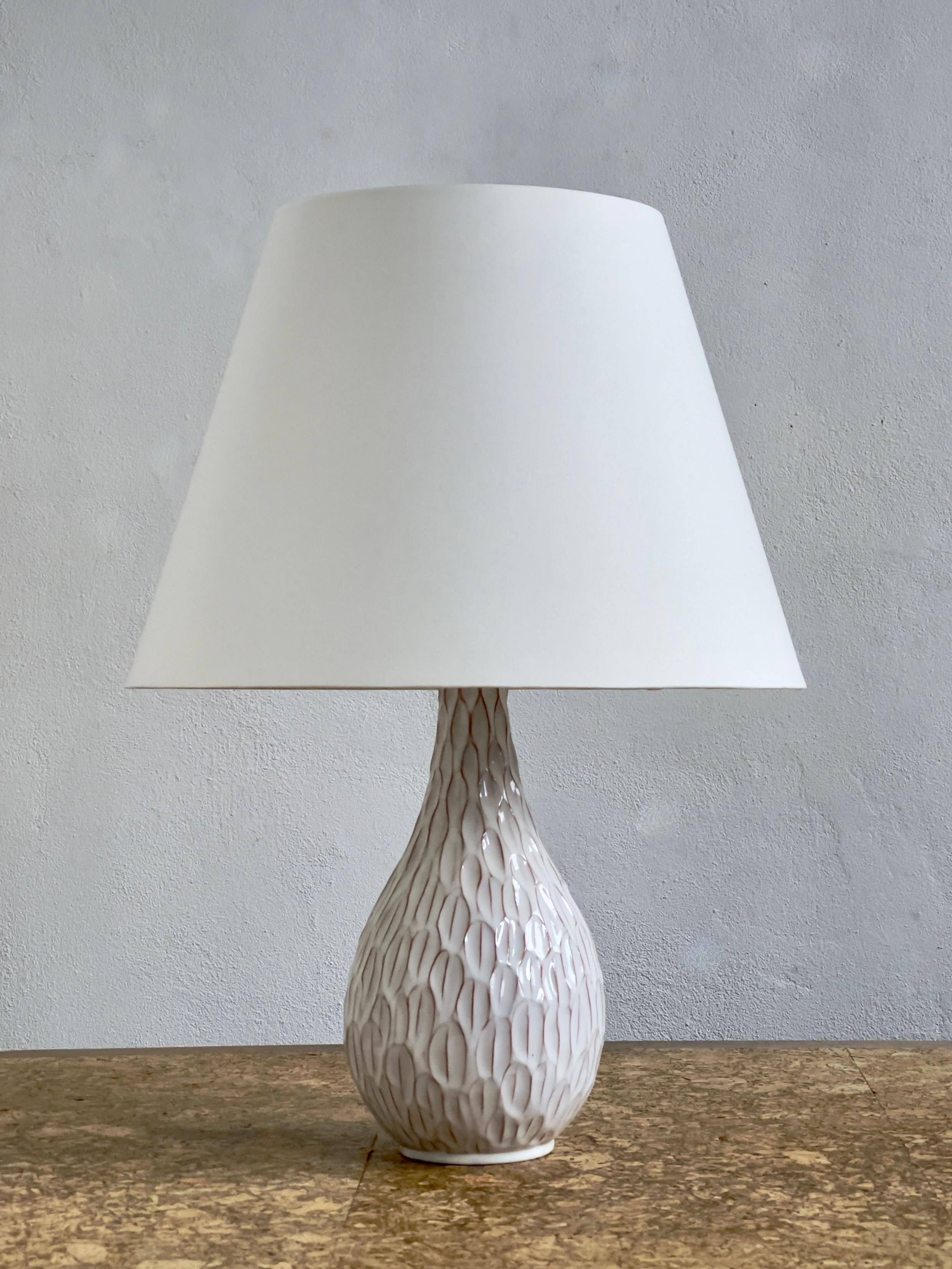 Cette lampe de table danoise en céramique des années 1960, fabriquée par Torben Hilleroed, illustre le minimalisme raffiné et les formes organiques caractéristiques du design scandinave du milieu du siècle. L'élégante silhouette en forme de goutte