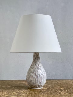 Die dänische Keramik-Tischlampe aus den 1960er Jahren von Torben Hilleroed mit weißer Glasur