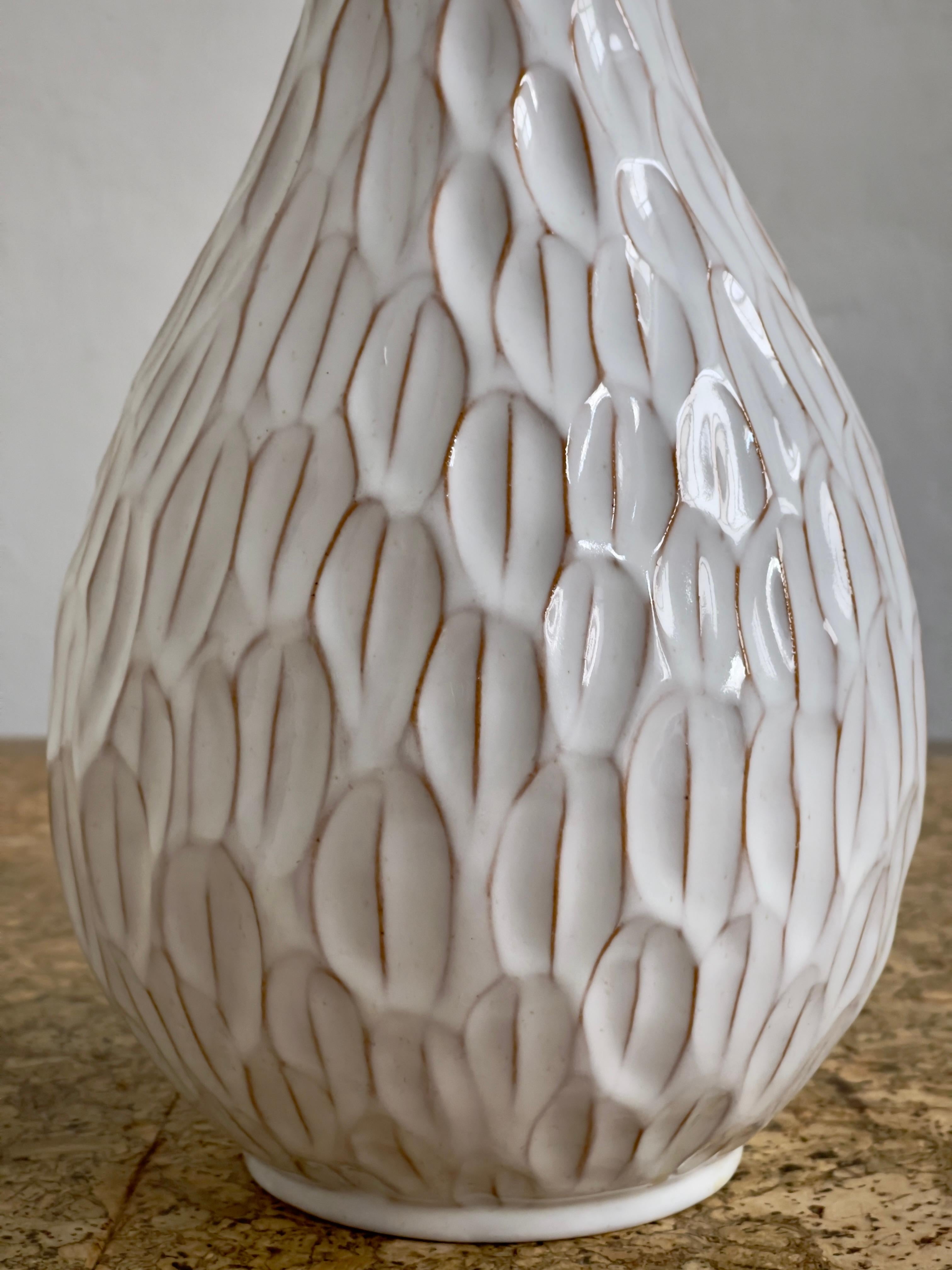 Scandinave moderne Lampe de table danoise des années 1960 de la main de Torben Hilleroed avec glaçure blanche en vente