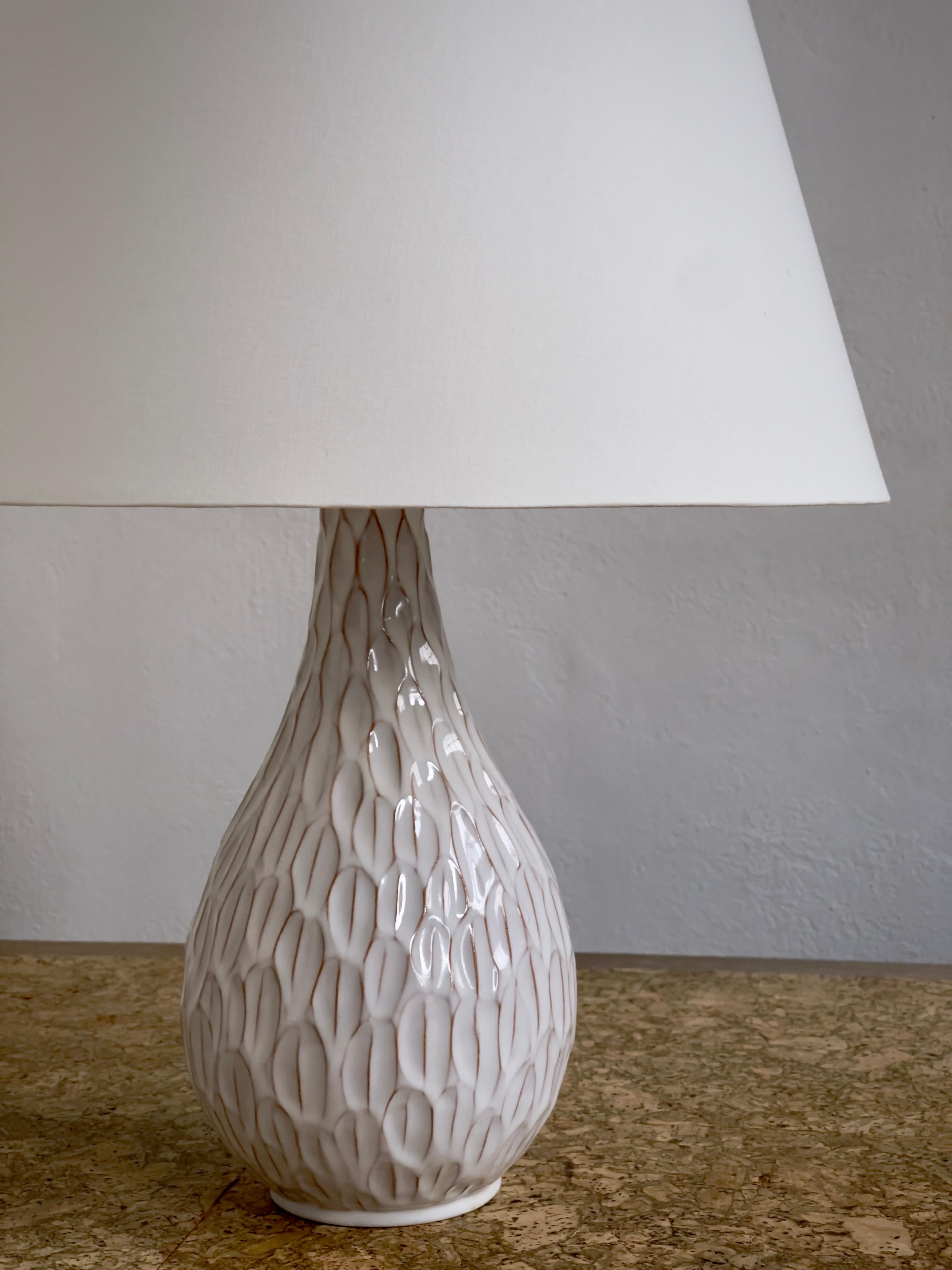 Danois Lampe de table danoise des années 1960 de la main de Torben Hilleroed avec glaçure blanche en vente