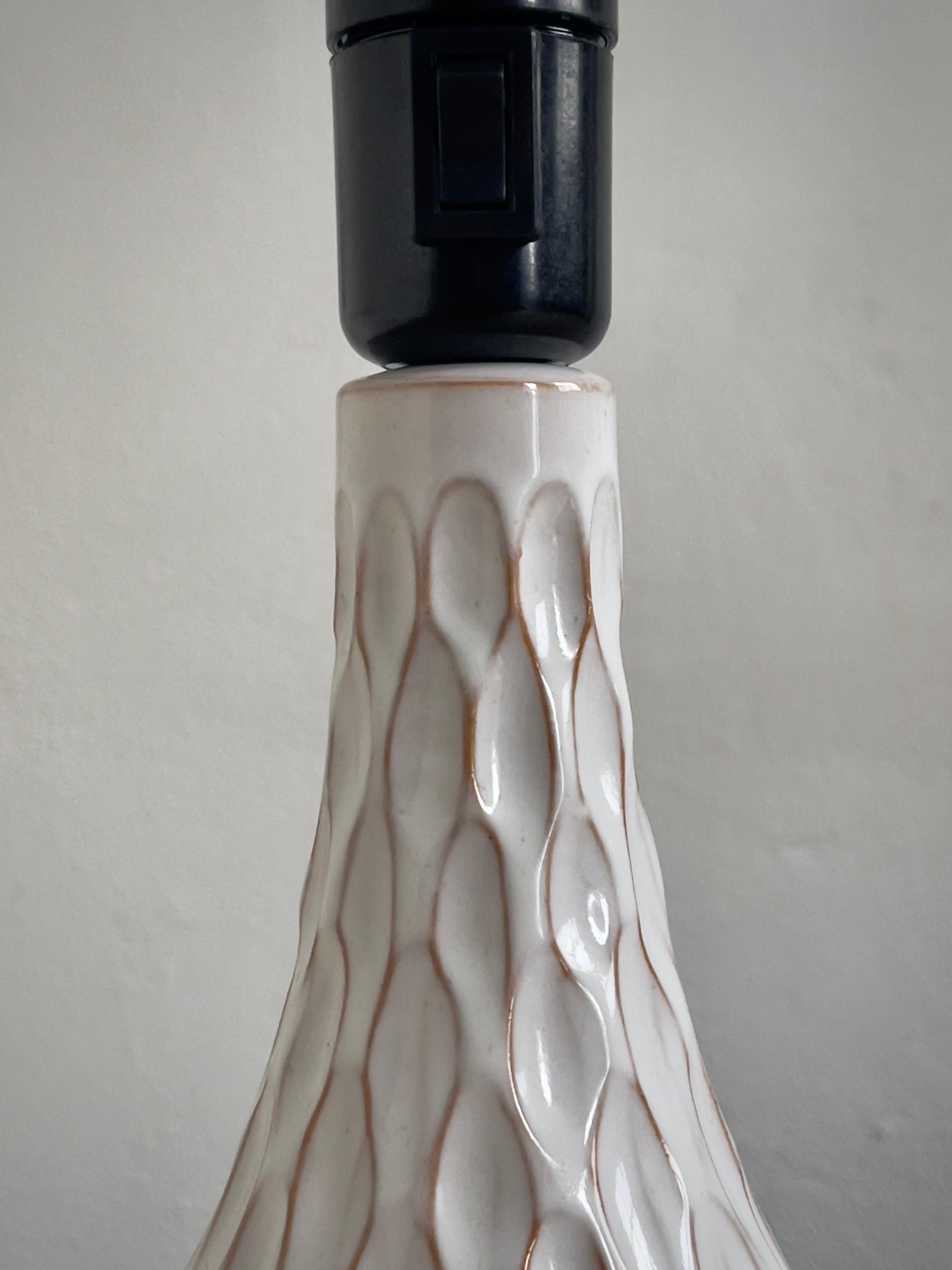 Fait main Lampe de table danoise des années 1960 de la main de Torben Hilleroed avec glaçure blanche en vente