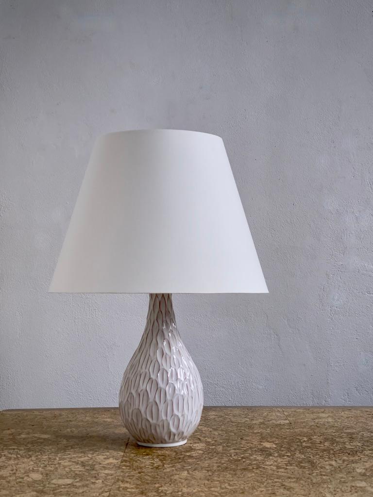 Milieu du XXe siècle Lampe de table danoise des années 1960 de la main de Torben Hilleroed avec glaçure blanche en vente